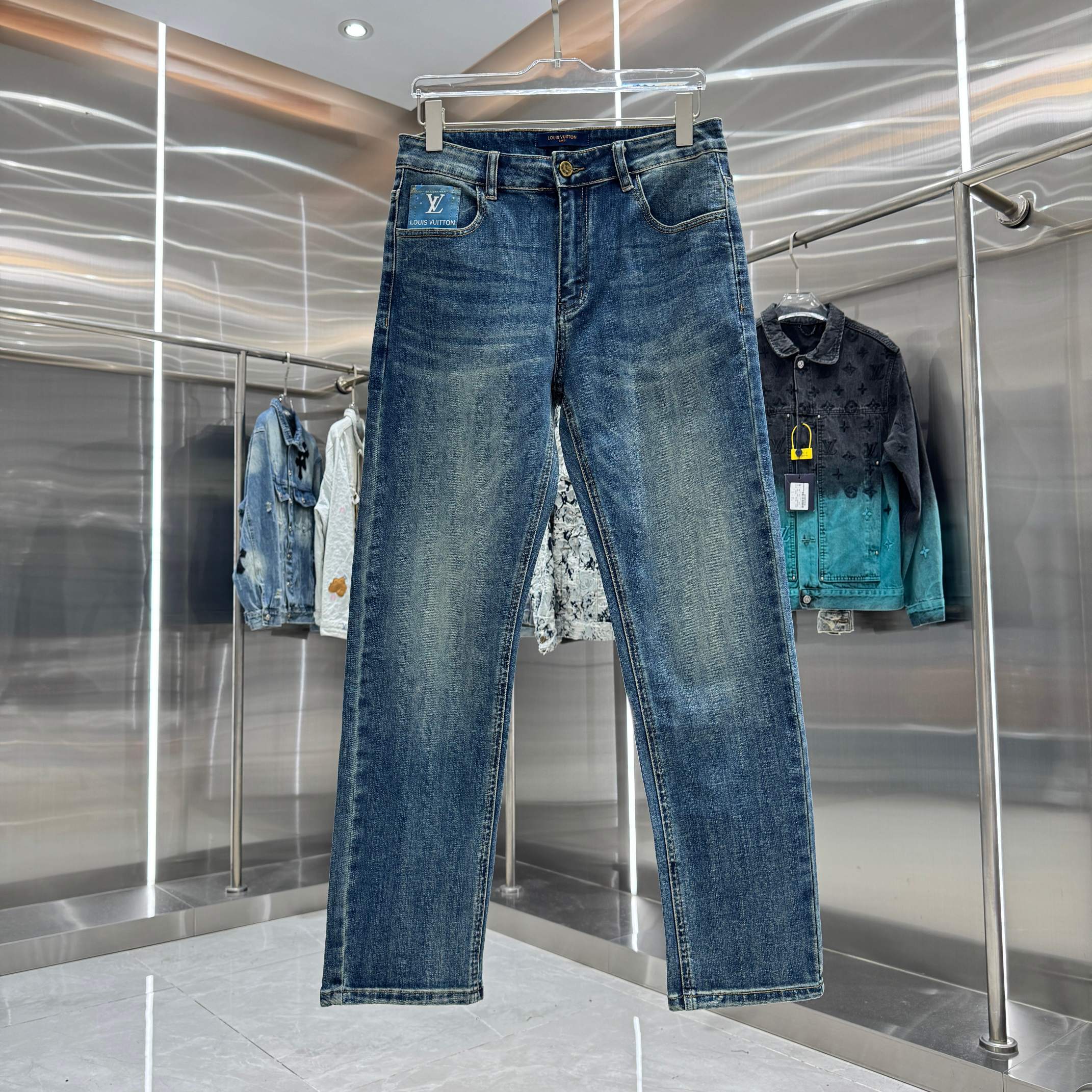 P125 LV Louis Jeans rectos de bolsillo con etiqueta de piel, diferentes acabados de lavado, muy favorecedores para pier…