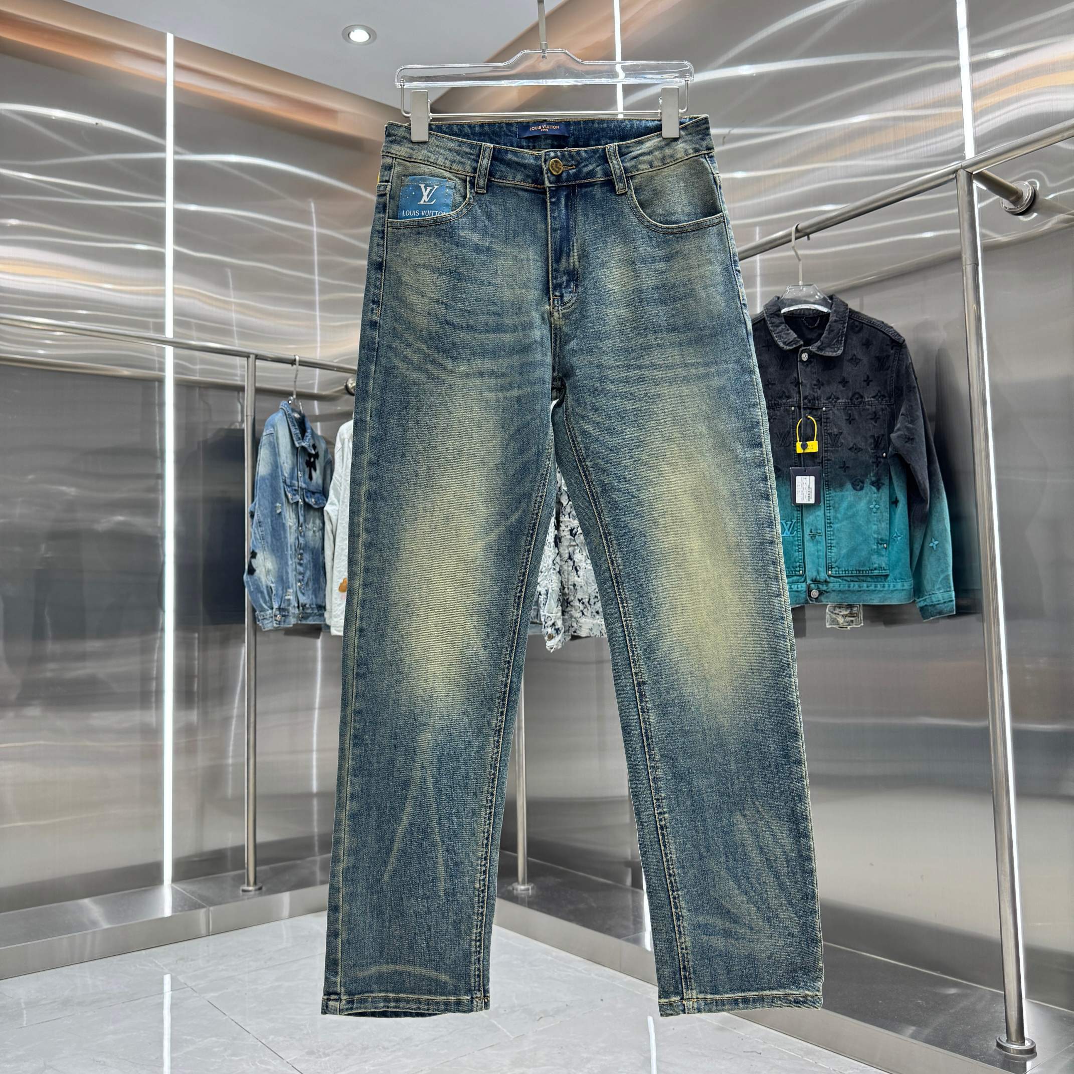 P125 LV Louis Jeans rectos de bolsillo con etiqueta de piel, diferentes acabados de lavado, muy favorecedores para pier…