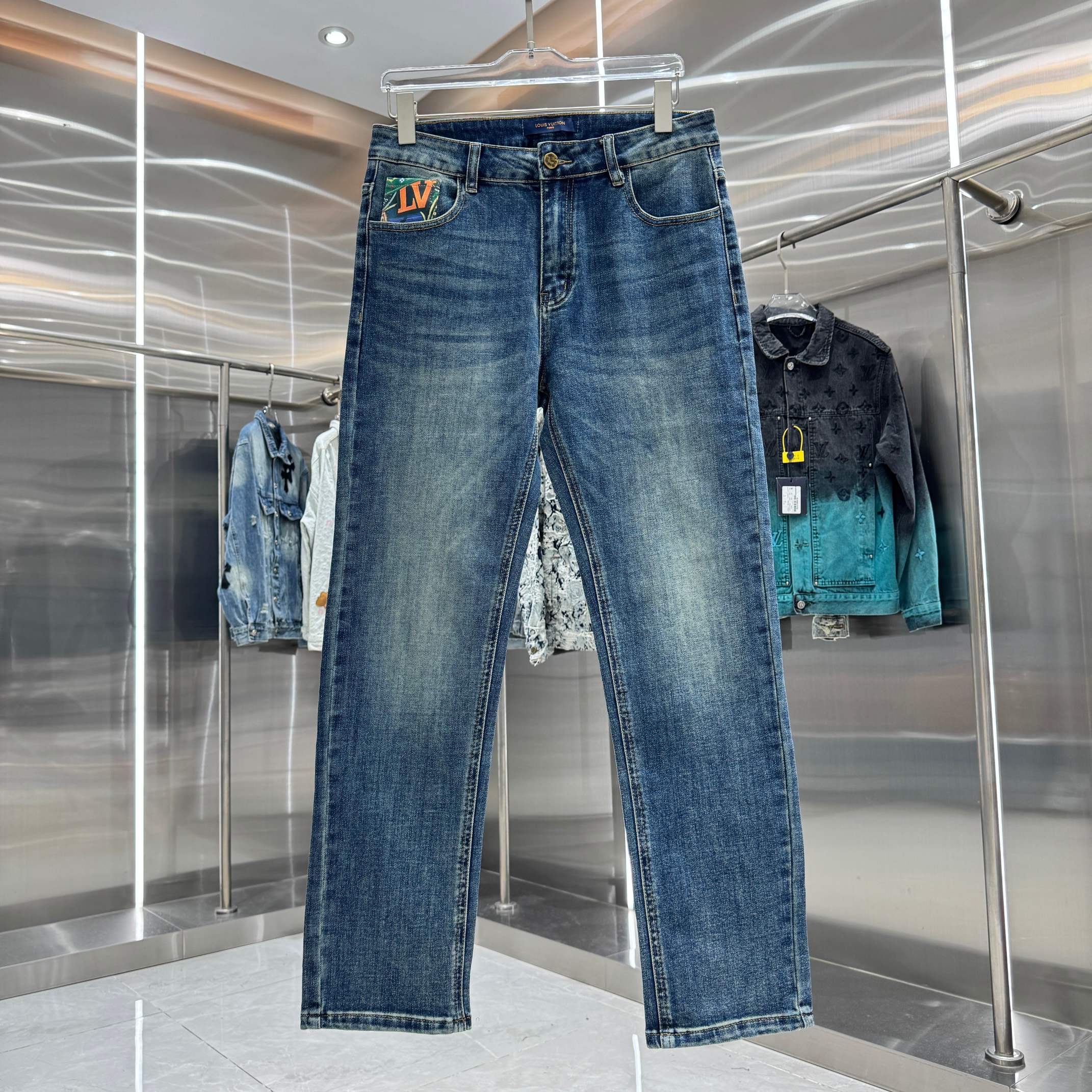 P125 LV Louis Jeans rectos de bolsillo con etiqueta de piel, diferentes acabados de lavado, muy favorecedores para pier…