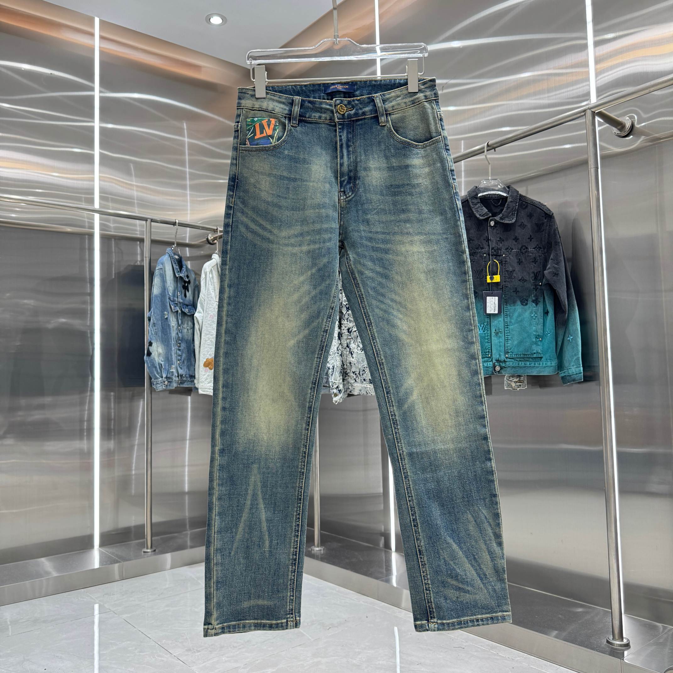 P125 LV Louis Jeans rectos de bolsillo con etiqueta de piel, diferentes acabados de lavado, muy favorecedores para pier…