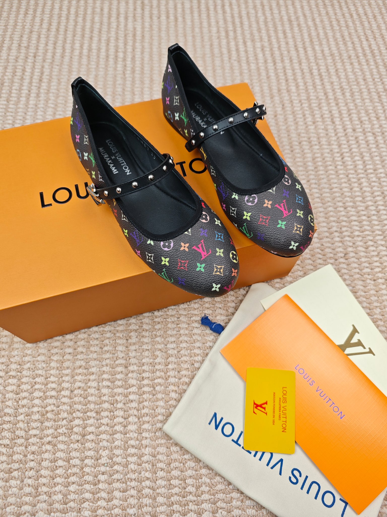 NO:231769,Glue-soled leather sole LV | Louis Vuitton 25 early spring new model, top version, the original version is consistent, the counter focuses on the latest model LV X TM 6AM Murakami Takashi's joint bow flat slippers, hard goods are on the new BS purchasing level!  Full of high-end feeling!  A popular model from domestic and foreign bloggers, retro and fashionable, beautiful!  Official website main model★ ━━━━━ t ━━━━━━━━━━━━━ High custom rainbow color presbyterian leather imported inner lining original Italian leather injection molded outsole shoe size: 35-39 (34, 40, 41, 42 customized), ballet shoes, louis vuitton, louis vuitton, slippers, sheepskin19860909胶底皮底 LV | 路易威登 25  早春新款 顶级版本原版一致 专柜主打最新款 LV X TM 6AM 村上隆联名款蝴蝶结平底拖鞋 硬货上新 BS代购级别！高级感十足！国内外博主刷爆的一款,复古又时髦上脚美炸了！官网主推款★ ━━━━━ t ━━━━━ 鞋面高定制彩虹色老花皮 内里进口羊皮里 大底原版意大利真皮注塑大底 鞋码: 35-39（34、40、41、42定制）,芭蕾舞鞋,louis vuitton,louis vuitton,slippers,sheepskin,Women's Shoes