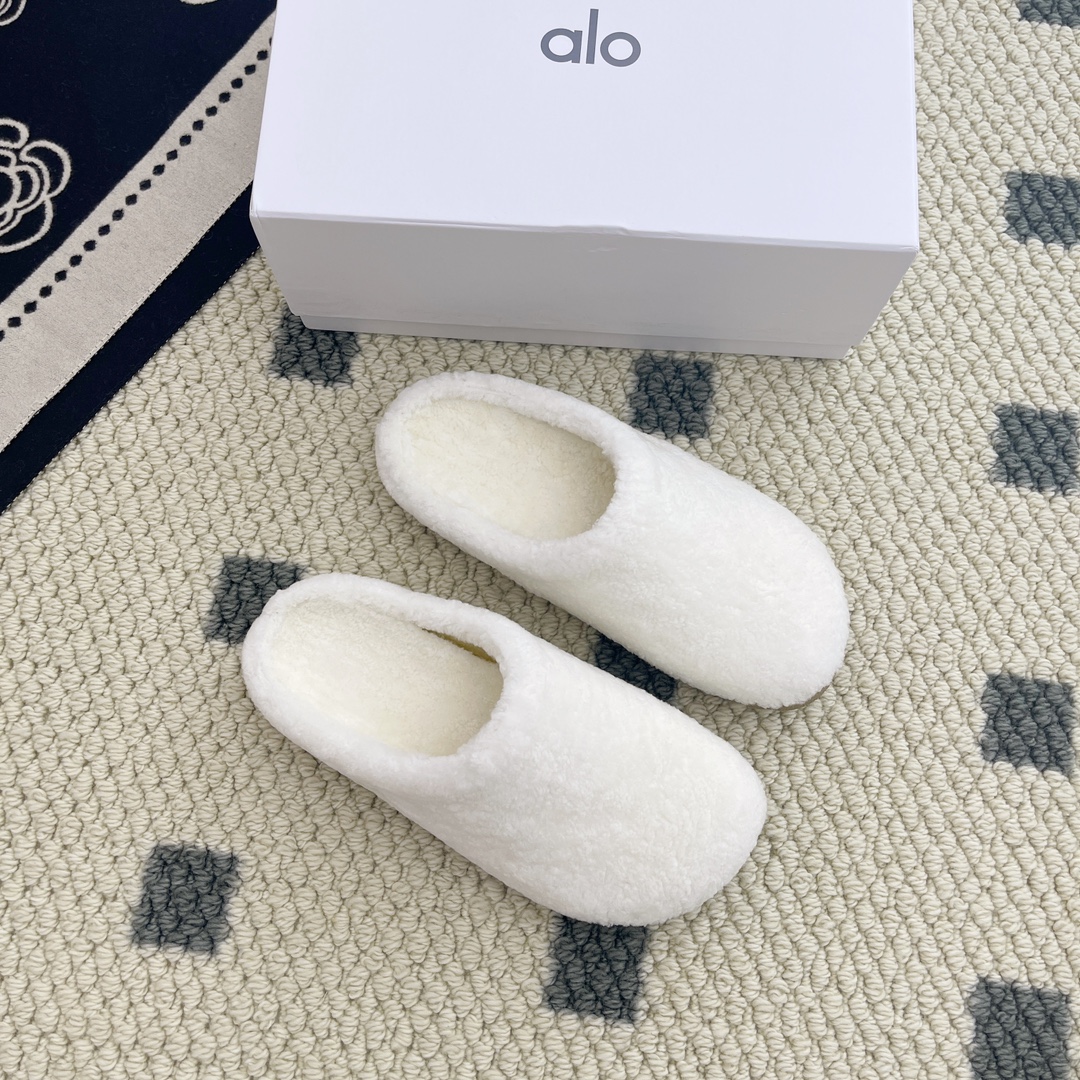Alo Women's Fuzzy Slippers - Comfortable & Stylish Slip-on for Fall/Winter