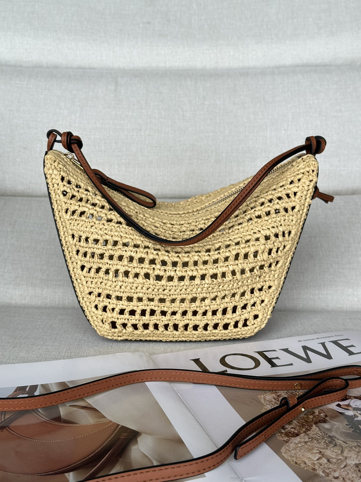 NO:183608,Genuine Grade Original Leather Version Mini Rafite and Cowhide Hammock Hobo Handbag Color: Tan/Natural Hammock Hobo is an ergonomic multi-purpose handbag with a unique hammock design inspired by the collection of design aesthetics that can easily change shape. This mini handbag is made in Spain using Rafite leaves grown, harvested, dried and hand-woven by Madagas machining. Can be shoulder, carried or held with an additional lengthy shoulder strap Zipper closure Cowhide zipper head Anagram embossed 28-27-9.5, Loewe, cowhide19860909正品级 原厂皮版本 迷你拉菲草和牛皮革 Hammock Hobo 手袋 颜色: 棕褐色/自然色 Hammock Hobo 是一款符合人体工学的多功能手袋,采用别具一格的吊床设计,灵感来自系列可轻松改变形状的设计美学.此迷你手袋在西班牙使用由马达加斯加工匠种植、收获、晒干并手工编织的拉菲草叶制成. 可肩背、手提或手拿 额外搭配一条较长肩带 拉链开合 牛皮革拉链头 Anagram 压纹 28-27-9.5,特级罗意威,loewe,cowhide,Bag