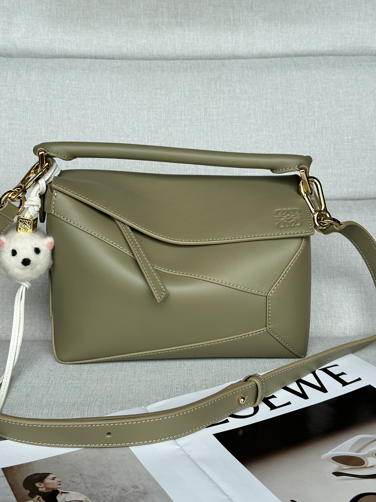 NO:184361,Genuine Grade Original Leather Version Puzzle Edge Handbag Small 24cm Latest Version Adjustable Strap Latest Version Lo*we’s debut Tote** Cuboid Shape and Precise Cutting Technology Create Puzzle Unique Geometric Lines* This mini version is made of satin cowhide leather with cage stitching edges Shoulder or crossbody* Adjustable shoulder straps, removable* Zipper Closure,* Cowhide Zipper Head* Herringbone Cotton Canvas Lining Anagram Embossed Model 3001B, Superior Loewe, Dolce & Gabbana, loewe, cowhide19860909正品级 原厂皮版本 Puzzle Edge 手袋 小号24cm 最新版本肩带可调节 Lo*we推出的首次亮相手提包*长方体形状和精确的切割技术创造了 Puzzle 独特的几何线条*这个迷你版本采用缎面牛皮革制成,带有笼盖缝线边缘 肩背或斜挎*肩带可调节,可拆卸*拉链封口,*牛皮革拉链头*人字纹棉质帆布衬里Anagram 压纹 型号3001B,特级罗意威,Dolce&Gabbana,loewe,cowhide,Bag