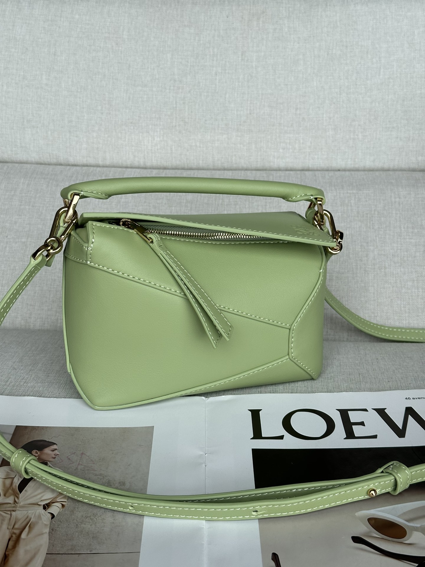 NO:184357,Genuine Grade Original Leather Version Puzzle Edge Handbag Latest Version Adjustable Shoulder Strap Light Pear Green Lo*we debuted Tote**Cuboid Shape and Precise Cutting Technology Create Puzzle Unique Geometric Lines* This mini version is made of satin cowhide leather with cage stitching edges Mini Puzzle can accommodate for example a small vertical wallet, most sizes of phones (up to 6.1 inches) and sunglasses case, shoulder or crossbody* adjustable shoulder straps, removable*zipper closure,*cock leather zipper head*herring cotton canvas lining Anagram embossed size:18*12.5*8CＭ Model 3000b, premium Loewe, Dolce & Gabbana, loewe, wallets, cowhide19860909正品级 原厂皮版本 Puzzle Edge 手袋 最新版本肩带可调节 浅梨绿 Lo*we推出的首次亮相手提包*长方体形状和精确的切割技术创造了 Puzzle 独特的几何线条*这个迷你版本采用缎面牛皮革制成,带有笼盖缝线边缘 迷你Puzzle可以容纳例如一只小号垂直钱包、大多数尺寸的手机（最大6.1英寸）和太阳镜盒,肩背或斜挎*肩带可调节,可拆卸*拉链封口,*牛皮革拉链头*人字纹棉质帆布衬里Anagram 压纹 size:18*12.5*8CＭ 型号3000b,特级罗意威,Dolce&Gabbana,loewe,wallets,cowhide,Bag