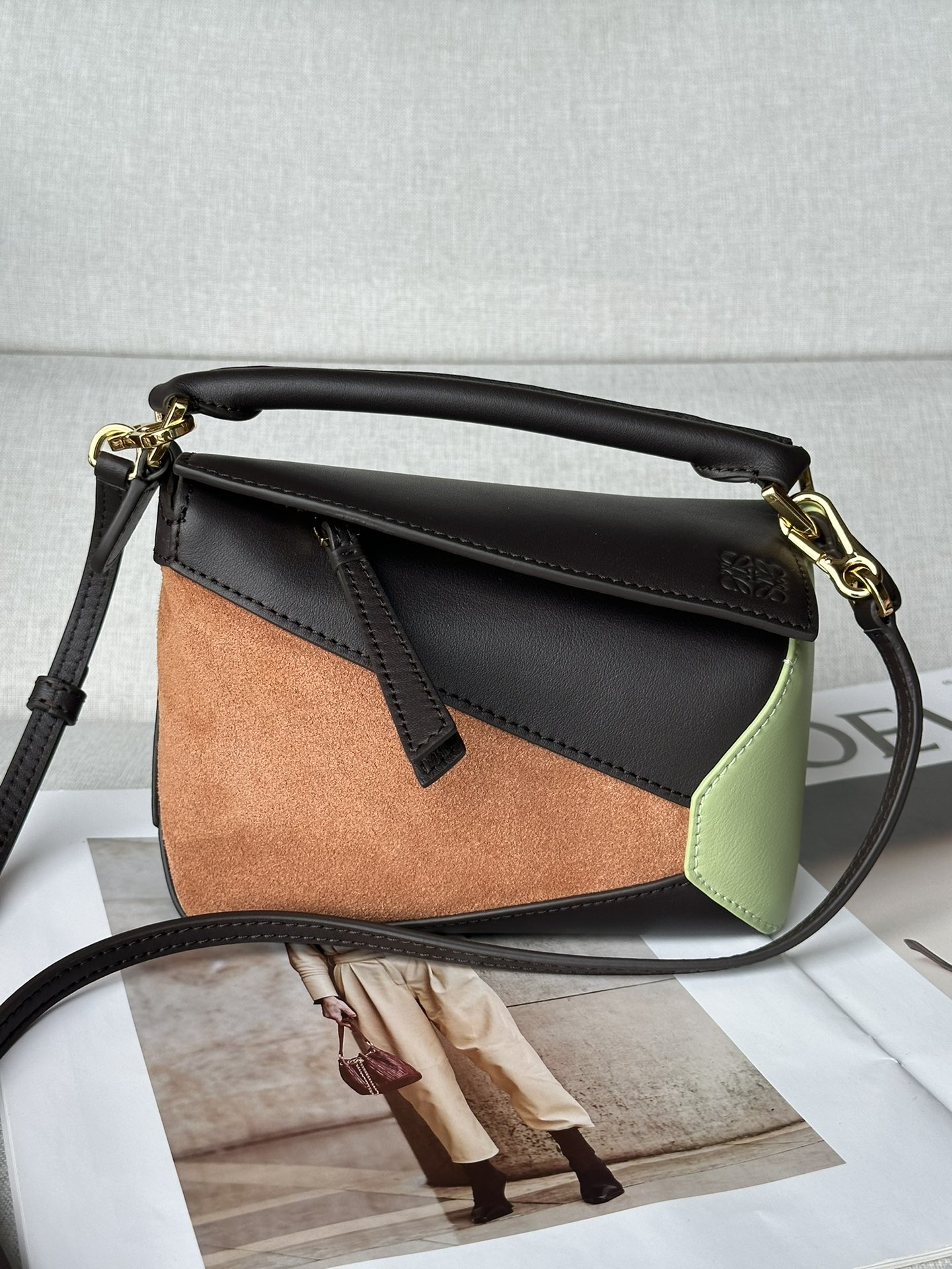 NO:184329,Genuine grade Original leather version Puzzle Edge handbag Latest version adjustable shoulder straps Shallow pear Brown Pin Lo*we debut handbag* rectangular shape and precise cutting technology create Puzzle unique geometric lines* This mini version is made of satin cowhide leather with cage stitching edges Mini Puzzle can accommodate for example a small vertical wallet, most sizes of phones (up to 6.1 inches) and sunglasses case, shoulder or crossbody* adjustable shoulder straps, removable*zipper closure,*cock leather zipper head*herring cotton canvas lining Anagram embossed size:18*12.5*8CＭ Model 3000b, premium Loewe, Dolce & Gabbana, loewe, wallets, cowhide19860909正品级 原厂皮版本 Puzzle Edge 手袋 最新版本肩带可调节 浅梨棕拼 Lo*we推出的首次亮相手提包*长方体形状和精确的切割技术创造了 Puzzle 独特的几何线条*这个迷你版本采用缎面牛皮革制成,带有笼盖缝线边缘 迷你Puzzle可以容纳例如一只小号垂直钱包、大多数尺寸的手机（最大6.1英寸）和太阳镜盒,肩背或斜挎*肩带可调节,可拆卸*拉链封口,*牛皮革拉链头*人字纹棉质帆布衬里Anagram 压纹 size:18*12.5*8CＭ 型号3000b,特级罗意威,Dolce&Gabbana,loewe,wallets,cowhide,Bag