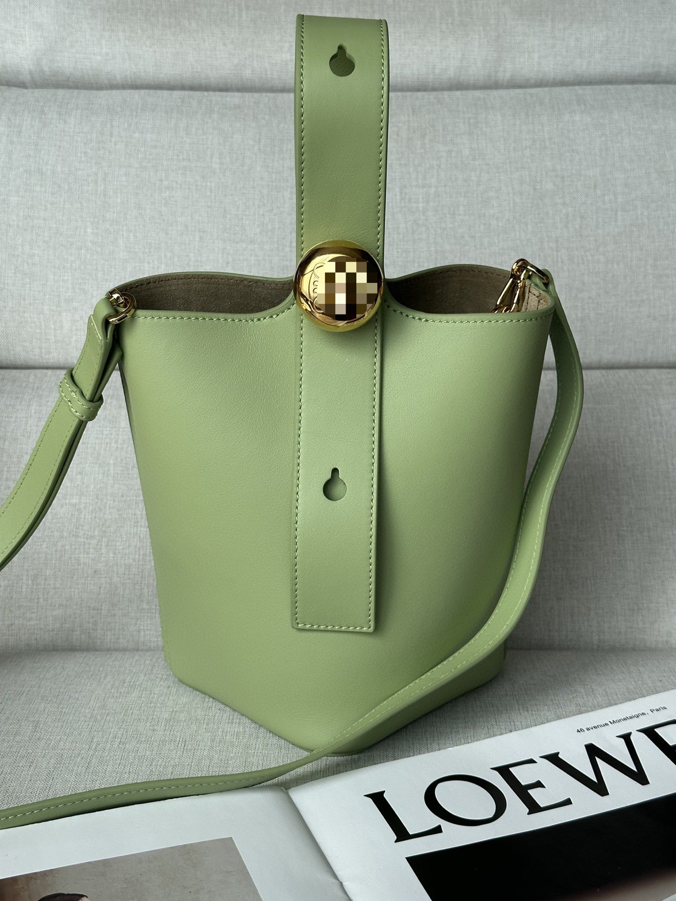 NO:184352,Genuine grade original leather version Mini soft cowhide leather Pebble Bucket Bucket Handbag Pebble cleverly combines pure simple lines with eye-catching design style to create a unique and innovative handbag design. The iconic Anagram engraving hardware combines decorative and practical functions, adjusts the length of the shoulder strap and is suitable for a variety of carrying methods. The unique twisted structure complements the delicate details. This mini version is made of soft grain cowhide. It can be cross-body, shoulder or hand-held * Adjustable removable shoulder strap * Magnetic buckle opening and closing * Inner bag * Synthetic leather lining * Anagram engraving pebble model number 332s Dimensions 20CM ~ 16CM ~ 13, special grade Loewe, cowhide19860909正品级 原厂皮版本 迷你柔牛皮革 Pebble Bucket 水桶手袋Pebble将纯粹的简约线条与瞩目设计风格巧妙融合造就别具一格的创新的手袋设计.标志性的 Anagram 雕刻五金件兼具装饰和实用功能,可调节肩带长度并适合多种携带方式,独特的扭曲结构与微妙的细节相得益彰.此迷你版本采用柔软粒面牛皮革制成.可斜挎、肩背或手提＊可调节可拆卸肩带＊磁扣开合＊内袋＊合成革衬里* Anagram 雕刻卵石 款号332s 尺寸高20CM～袋口16CM～13,特级罗意威,loewe,cowhide,Bag