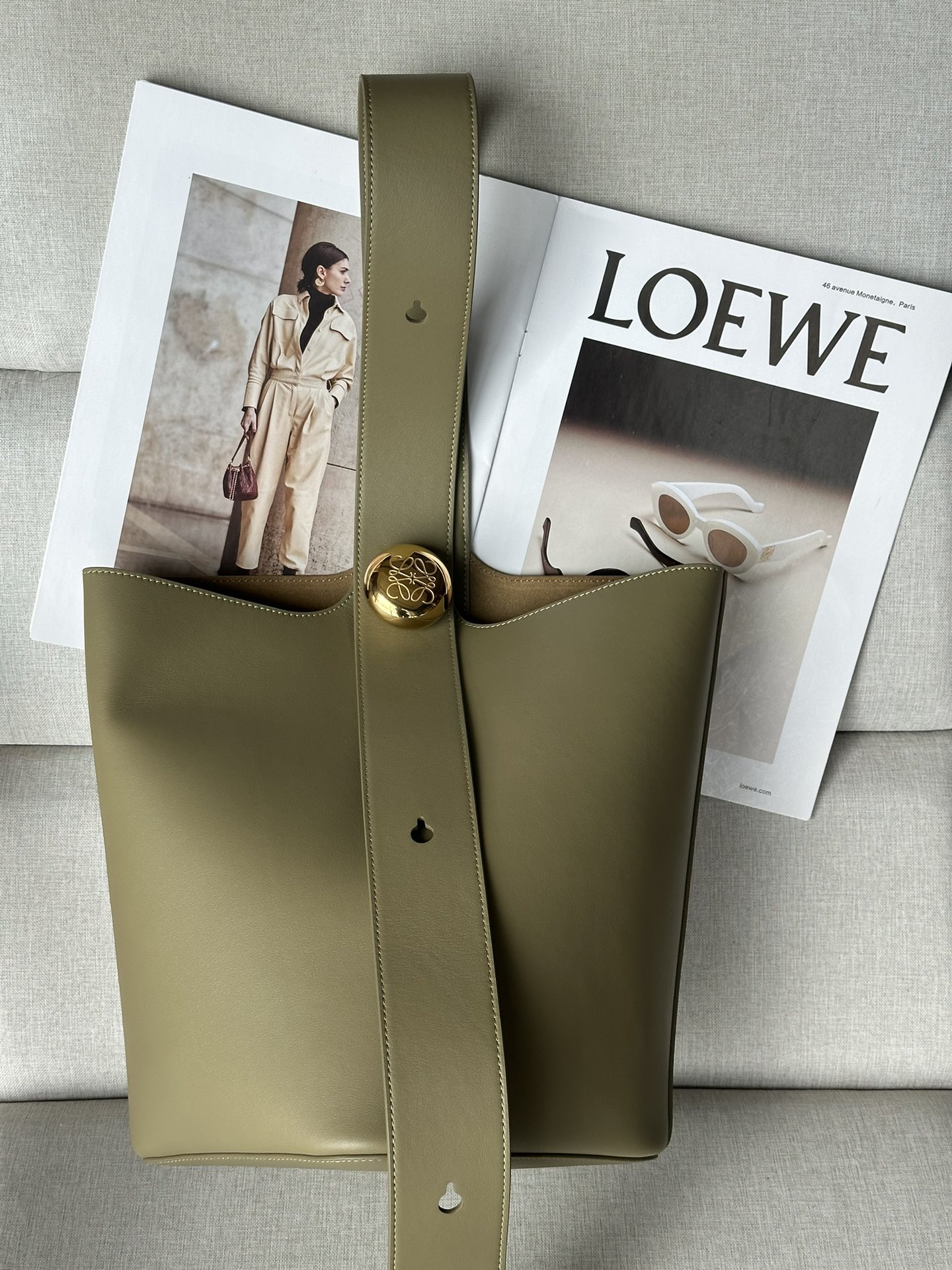 NO:184388,Genuine grade original leather version Eucalyptus green model 332 Medium soft cowhide leather Pebble Bucket Bucket Handbag Pebble cleverly blends pure simple lines with eye-catching design style to create a unique and innovative handbag design. The iconic Anagram engraving hardware combines decorative and practical functions, adjusts the length of the shoulder strap and is suitable for a variety of carrying methods, and the unique twisted structure complements the delicate details. This medium version is made of soft cowhide leather. Shoulder or crossbody Adjustable shoulder strap Magnetic buckle closure Inner bag Synthetic leather lining Anagram engraving pebbles Size: 24.5*23.5*28cm, Superior Loewe, loewe, cowhide19860909正品级 原厂皮版本 桉树绿绿色型号332 中号柔软牛皮革 Pebble Bucket 水桶手袋 Pebble 将纯粹的简约线条与瞩目设计风格巧妙融合,造就别具一格的创新的手袋设计.标志性的 Anagram 雕刻五金件兼具装饰和实用功能,可调节肩带长度并适合多种携带方式,独特的扭曲结构与微妙的细节相得益彰.此中号版本采用柔软牛皮革制成. 可肩背或斜挎 可调节肩带 磁扣开合 内袋 合成革衬里 Anagram 雕刻卵石 尺寸:24.5*23.5*28cm,特级罗意威,loewe,cowhide,Bag