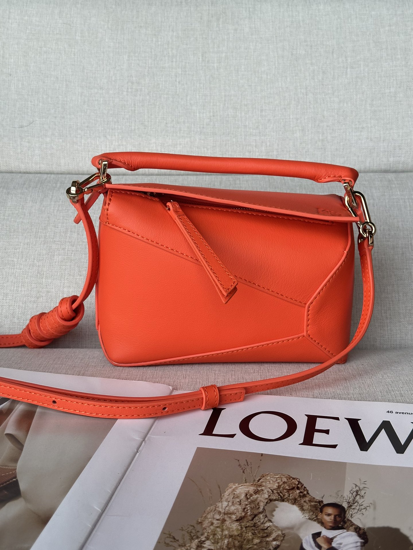 NO:184300,Genuine Grade Original Leather Version Puzzle Edge Handbag Latest Version Adjustable Shoulder Strap Orange Lo*we Launched First Showcase Tote* Cuboid Shape and Precise Cutting Technology Create Puzzle Unique Geometric Lines* This mini version is made of satin cowhide leather with cage stitching edges Mini Puzzle can accommodate for example a small vertical wallet, most sizes of phones (up to 6.1 inches) and sunglasses case, shoulder or crossbody* adjustable shoulder straps, removable* Zipper closure,* cowhide zipper head* Herringbone cotton canvas lining Anagram embossed size: 18*12.5*8CＭ Model 3000b, Superior Loewe, Dolce & Gabbana, loewe, wallets, cowhide19860909正品级 原厂皮版本 Puzzle Edge 手袋 最新版本肩带可调节 橙色 Lo*we推出的首次亮相手提包*长方体形状和精确的切割技术创造了 Puzzle 独特的几何线条*这个迷你版本采用缎面牛皮革制成,带有笼盖缝线边缘 迷你Puzzle可以容纳例如一只小号垂直钱包、大多数尺寸的手机（最大6.1英寸）和太阳镜盒,肩背或斜挎*肩带可调节,可拆卸*拉链封口,*牛皮革拉链头*人字纹棉质帆布衬里Anagram 压纹 size:18*12.5*8CＭ 型号3000b,特级罗意威,Dolce&Gabbana,loewe,wallets,cowhide,Bag