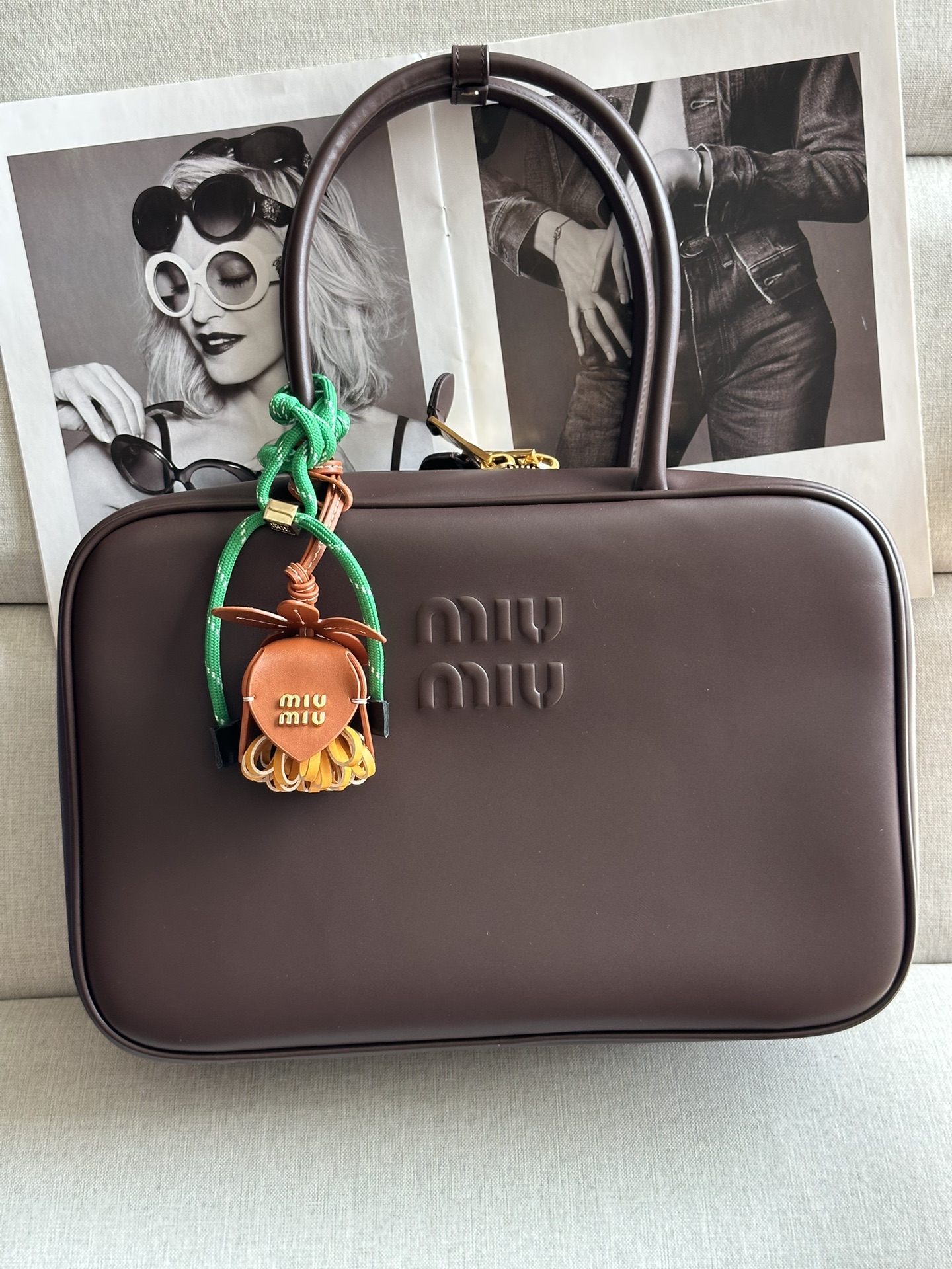 NO:202605,Original leather Heather Wood BC117 (with full package) Newly upgraded long handle briefcase, it is still a well-deserved top popular contestants. The classic and atmospheric bowling bag design adds a hint of handsomeness to the overall look. It is more convenient than the second generation. It can be carried on one shoulder~ The relief logo does not have too many decorative embellishments, and the simple, neat and low-key image captures people's hearts. Commuting and daily travel meets both capacity and fashion. Almost everyone has one for all fashion owners. The size bottom length is 34x bottom length 10cm x height 23cm, MIUMIU, miumiu19860909原厂皮 石楠木BC117（配全套包裝） 新升级长手柄公文包 仍旧是当之无愧的top热门选手经典大气的保龄球包造型设计给整体增添一丝帅气 比二代更方便可以单肩背啦～浮雕LOGO没有过多的装饰点缀,线条简洁利落低调的形象俘获人心 通勤日常出行,既满足了容量又满足了时尚 各大时尚搏主几乎人手一个 尺寸底长34x底宽10cm x高23cm,MIUMIU,miumiu,Bag