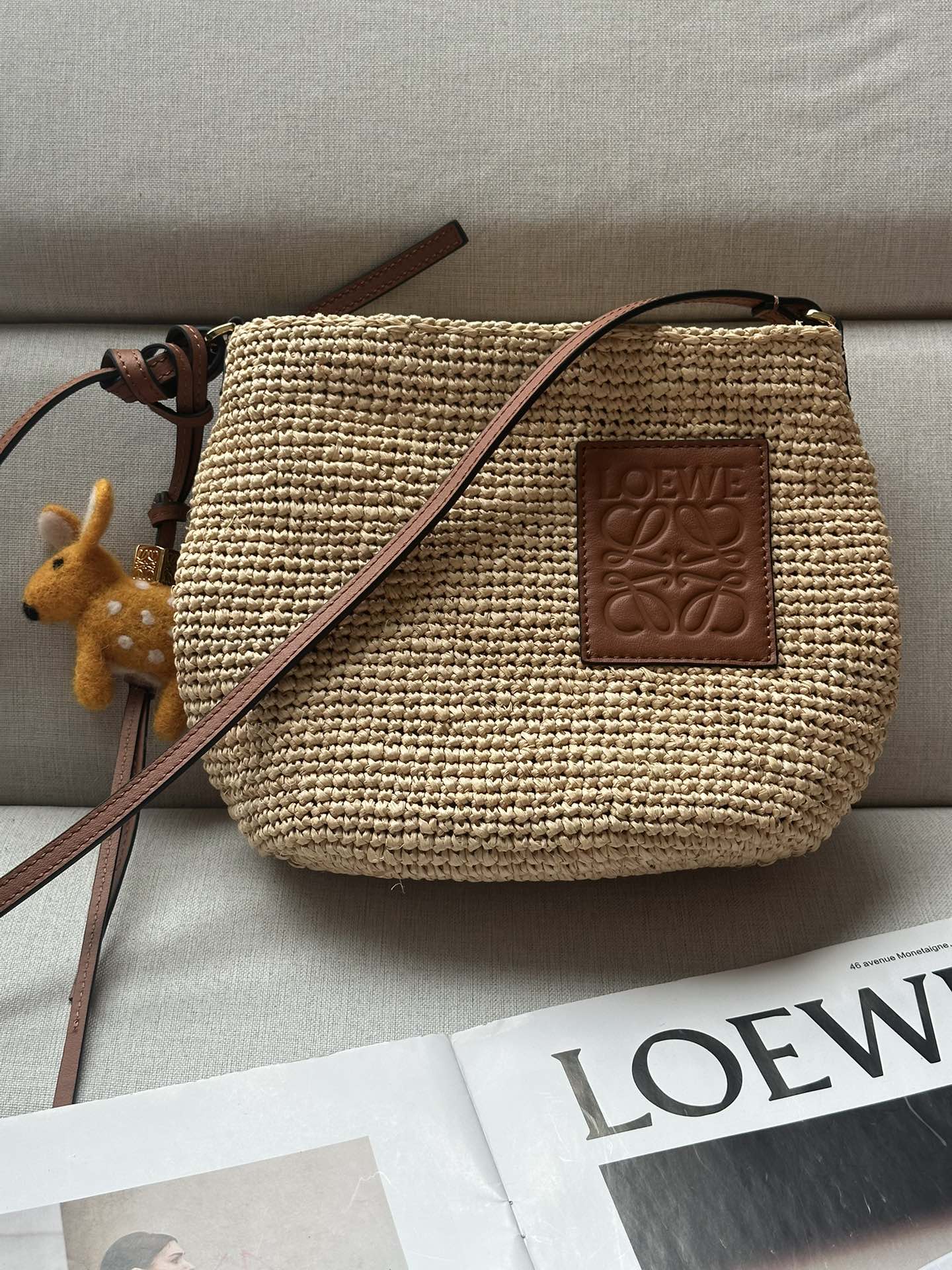 （罗意威）💕明星同款拉菲草和牛皮革 Pochette 手袋是小巧...