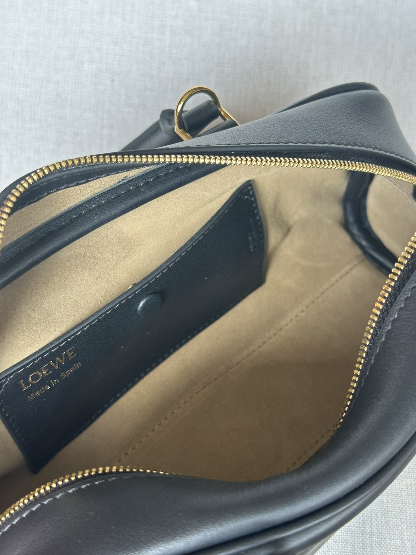 Loewe Amazona 23 Nappa Leather Handbag, Iconic Design & Exquisite Details 9 i1730096689 3053 4