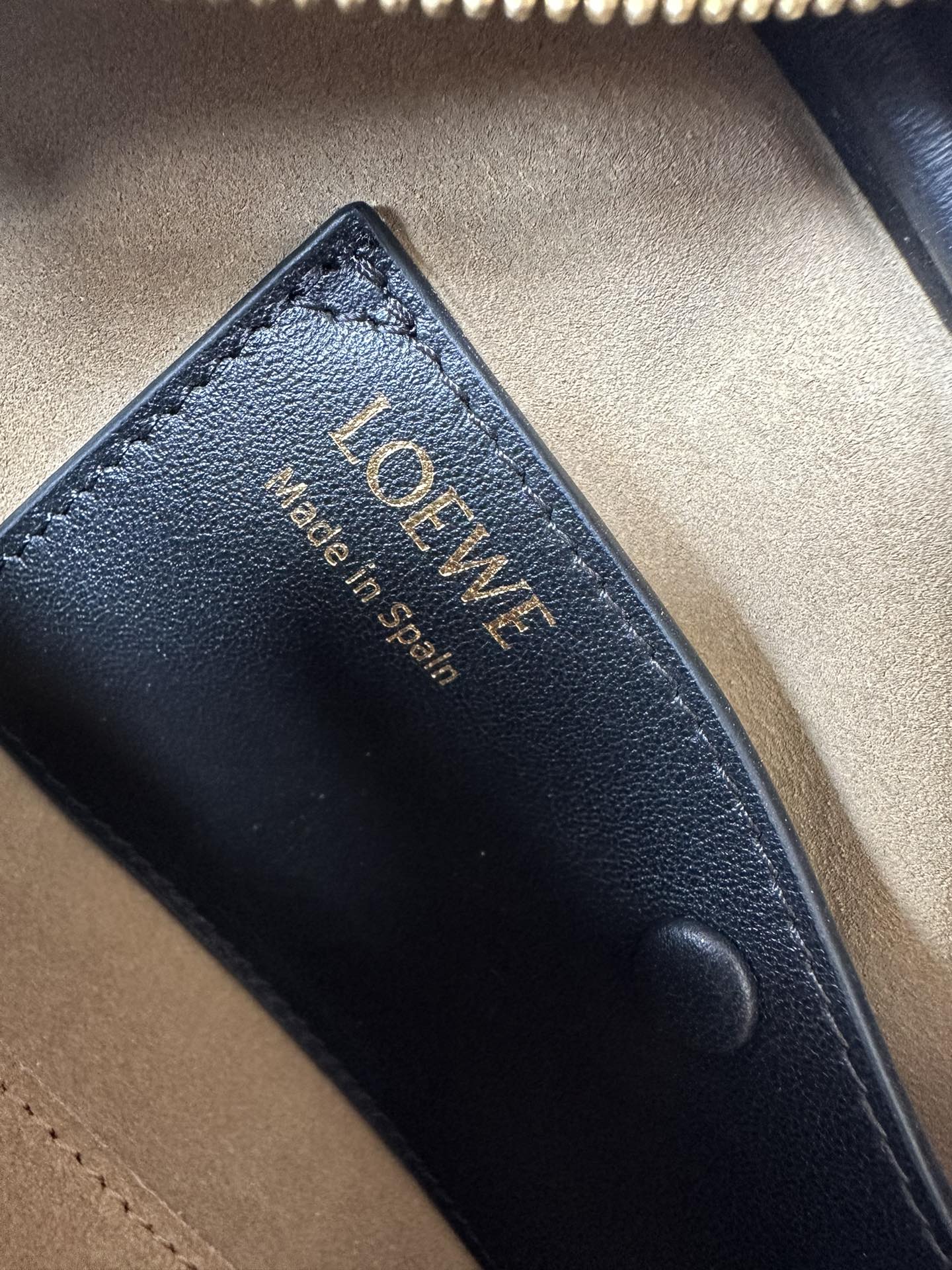 Loewe Amazona 23 Nappa Leather Handbag, Iconic Design & Exquisite Details 10 i1730096689 360 7