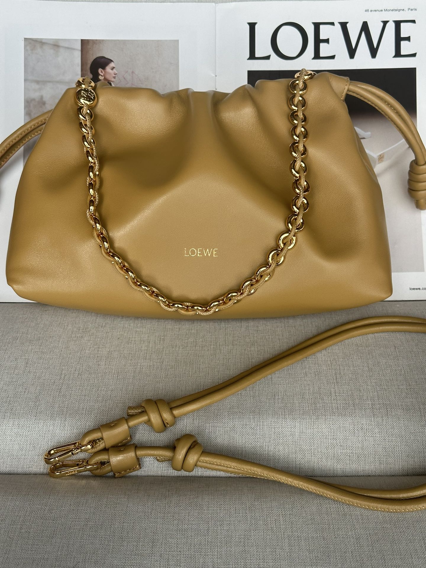 NO:339993,Extra 1774 (with metal chain + 1 long shoulder strap) Soft Napa Sheepskin Flamenco Purse clutch Large 30-10.5-20 Desert yellow Flamenco Purse handbag is made of wrinkled design, with signature knots on the sides and other key details. The style is stylish and versatile, can be carried as a clutch, or with a donut chain shoulder or with a leather shoulder strap crossbody. This version is made of soft Napa Sheepskin. It can be shoulder, crossbody or hand-held Removable adjustable leather straps Removable donut chain trim with Anagram Engraved pebble Low-key magnetic buckle closure Suede lining LOEWE gold stamping or silver stamping, special Loewe, loewe, handbag, sheepskin19860909特级 1774（配套金屬鏈條+1條長肩帶） 柔软纳帕羊皮革 Flamenco Purse 手拿包 大號30-10.5-20 沙漠黃色 Flamenco Purse 手袋采用褶皱设计,侧面搭配标志性绳结等关键细节.款式时尚百搭,可作为手拿包携带,亦可搭配甜甜圈链条肩背,或搭配皮革肩带斜挎.此版本采用柔软纳帕羊皮革制成. 可肩背、斜挎或手提 可拆卸可调节皮革肩带 可拆卸甜甜圈链条饰有Anagram 镌刻卵石纹 低调的磁扣开合 绒面革衬里 LOEWE烫金或烫银,特级罗意威,loewe,loewe,handbag,sheepskin,Bag