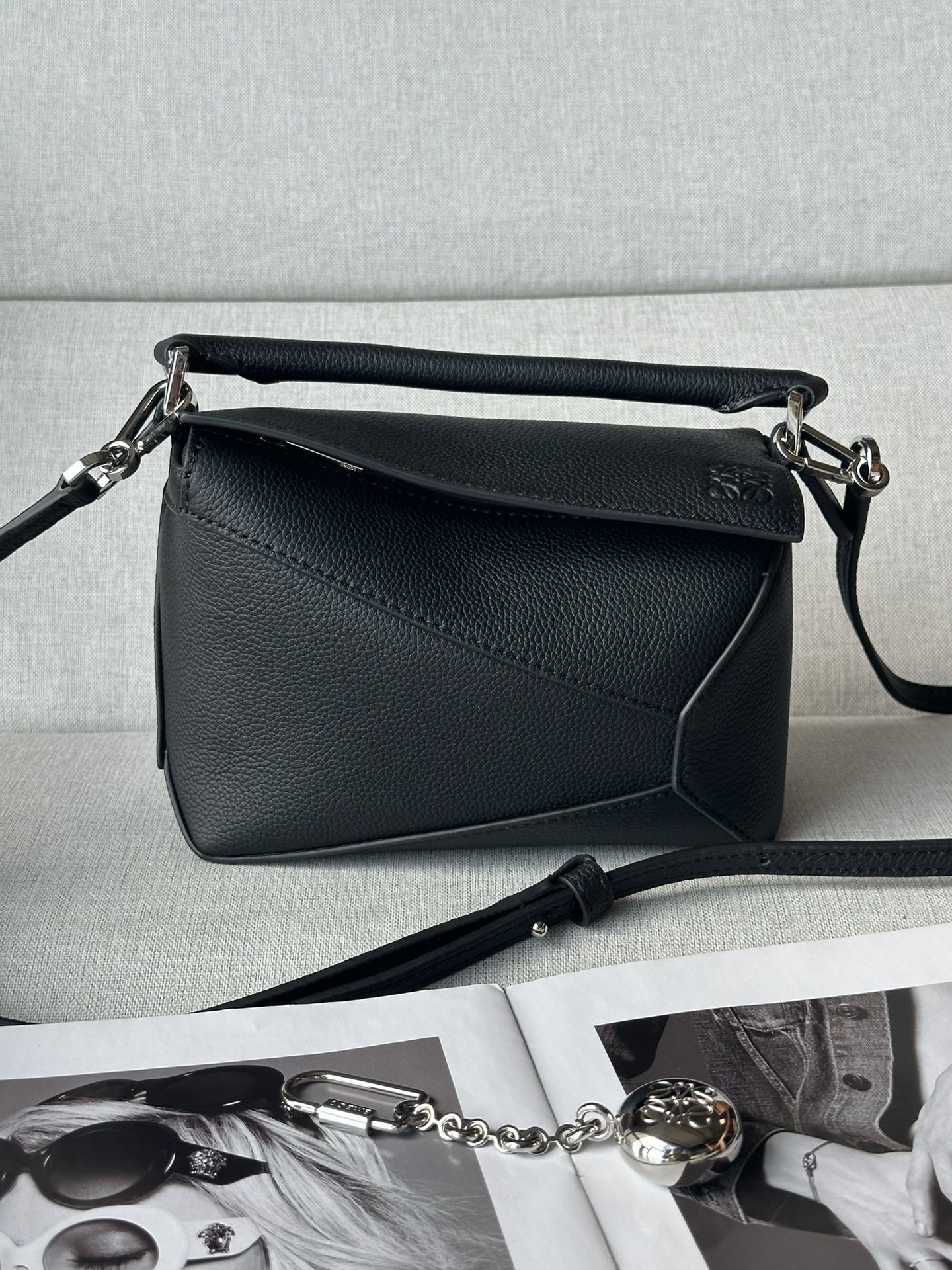 NO:340668,Super Puzzle Edge Litchi Black Handbag Latest version adjustable shoulder straps Lo*we debuts debut handbag* rectangular shape and precise cutting technology create Puzzle unique geometric lines* This mini version is made of satin cowhide leather with cage stitching edges Mini Puzzle can accommodate for example a small vertical wallet, most sizes of phones (up to 6.1 inches) and sunglasses case, shoulder or crossbody* adjustable shoulder straps, removable*zipper closure,*cock leather zipper head*herring cotton canvas lining Anagram embossed size:18*12.5*8CＭ Model 3000b, super Loewe, wallets, cowhide19860909特级 Puzzle Edge 荔枝黑色 手袋 最新版本肩带可调节 Lo*we推出的首次亮相手提包*长方体形状和精确的切割技术创造了 Puzzle 独特的几何线条*这个迷你版本采用缎面牛皮革制成,带有笼盖缝线边缘 迷你Puzzle可以容纳例如一只小号垂直钱包、大多数尺寸的手机（最大6.1英寸）和太阳镜盒,肩背或斜挎*肩带可调节,可拆卸*拉链封口,*牛皮革拉链头*人字纹棉质帆布衬里Anagram 压纹 size:18*12.5*8CＭ 型号3000b,特级罗意威,loewe,wallets,cowhide,Bag