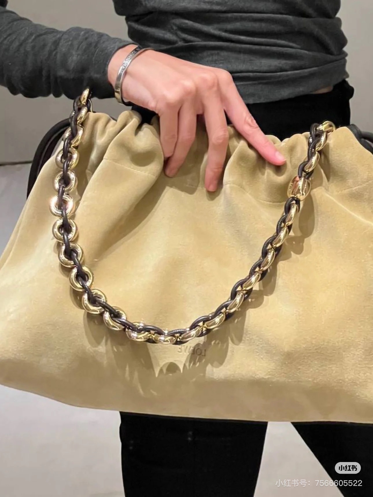 NO:340092,Special 1776 Large Soft Napa Sheep Leather Flamenco Purse Clutch Color: Black Silver Buckle Flamenco Purse Clutch is pleated, inspired by the Flamenco series aesthetics, with major details such as the iconic knots and donut chains on both sides, reinterpreting in a wider proportion. This large version is made of Soft Napa Sheep Leather with metal accessories in the same color. Shoulder, crossbody or hand-held Removable adjustable leather shoulder straps Removable donut chains decorated with Anagram Pebble Ingenious Magnetic buckle closure Suede lining LOEWE gold stamping 41-26-9, Superior Loewe, loewe, handbag, sheepskin19860909特级 新品 1776 大号柔软纳帕羊皮革Flamenco Purse手拿包 颜色: 黑色银扣 Flamenco Purse手拿包采用褶皱设计,灵感来自Flamenco系列美学,主要细节如两侧的标志性绳结和甜甜圈链条,以更加宽大的比例重新演绎.此大号版本采用柔软纳帕羊皮革制成,搭配同色系金属配件. 可肩背、斜挎或手提 可拆卸可调节皮革肩带 可拆卸甜甜圈链条,饰以Anagram Pebble 精妙磁扣开合 绒面革衬里 LOEWE烫金 41-26-9,特级罗意威,loewe,loewe,handbag,sheepskin,Bag