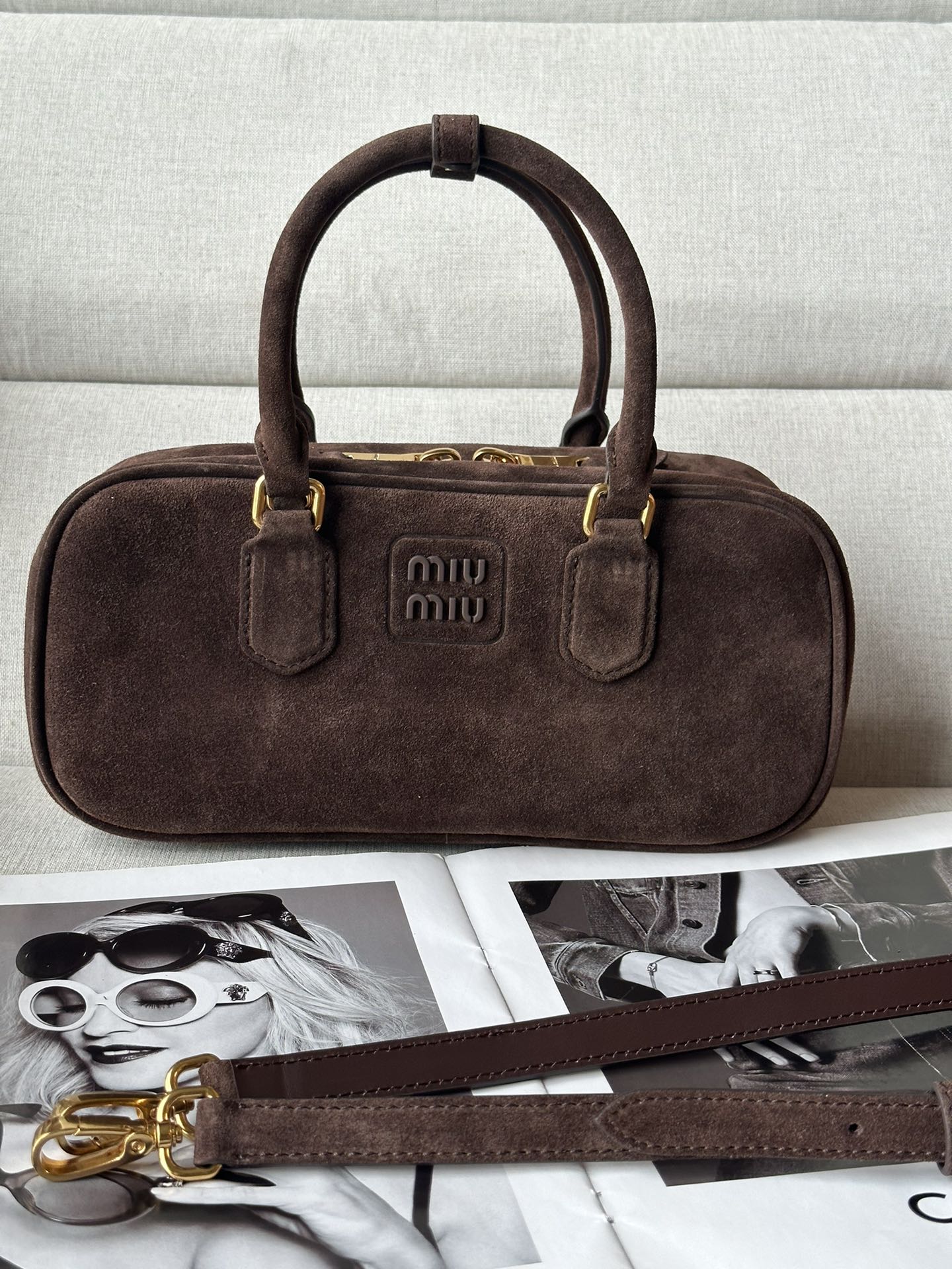 NO:202596,Original leather M Home new product bc148B autumn and winter new suede Miu Home new bowling bag, the official website is recommended, this year's absolutely popular style Miu Home unique style Matelasse pattern, the body is exquisite three-dimensional and stylish, the front engraving logo echoes the leather color, removable and adjustable leather long shoulder straps, cotton satin lining, zippered pockets, the same style for many celebrities and celebrities Size: 27X12X9 cm with original packaging, MIUMIU, miumiu, chamois leather19860909原厂皮 M家新品 bc148B 秋冬新品麂皮 Miu家新款保龄球包包,官网主推,今年绝对爆款式Miu家独具风格Matelasse图案,包身精致立体有型,正面刻字徽标与皮革颜色相呼应,可拆卸可调节皮革长肩带,棉质缎面衬里,配拉链式口袋,众多明星网红同款 尺寸:27X12X9 cm配原版包装,MIUMIU,miumiu,chamois leather,Bag