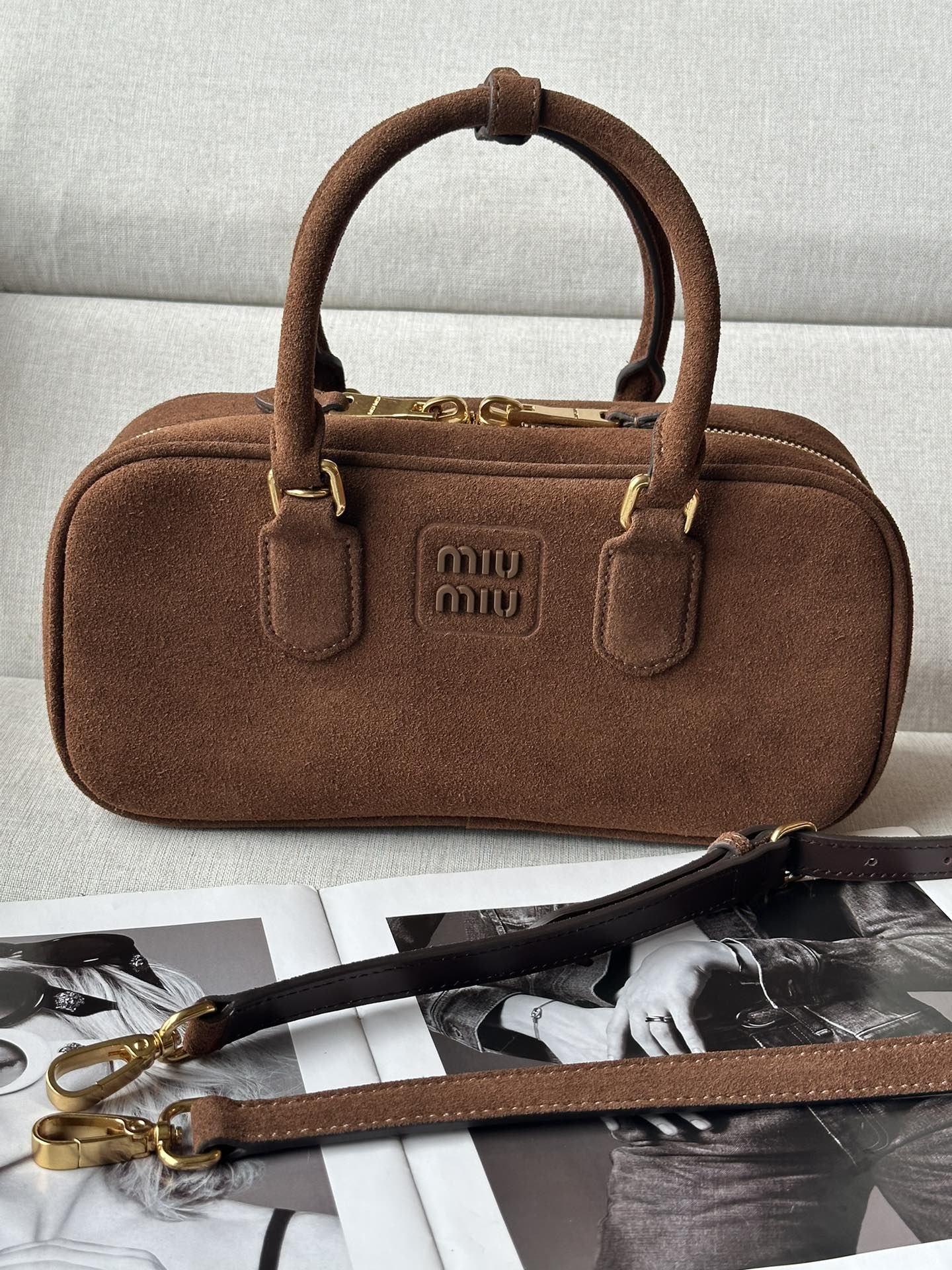 NO:202601,Original leather M Home new product bc148B cocoa brown autumn and winter new suede Miu Home new bowling bag, the official website is recommended, this year's absolutely popular style Miu Home unique style Matelasse pattern, the body is exquisite three-dimensional and stylish, the front engraving logo echoes the leather color, removable and adjustable leather long shoulder straps, cotton satin lining, with zippered pockets, the same style as many celebrity celebrities Size: 27X12X9 cm with original packaging, MIUMIU, miumiu, chamois leather19860909原厂皮 M家新品 bc148B 可可棕 秋冬新品麂皮 Miu家新款保龄球包包,官网主推,今年绝对爆款式Miu家独具风格Matelasse图案,包身精致立体有型,正面刻字徽标与皮革颜色相呼应,可拆卸可调节皮革长肩带,棉质缎面衬里,配拉链式口袋,众多明星网红同款 尺寸:27X12X9 cm配原版包装,MIUMIU,miumiu,chamois leather,Bag