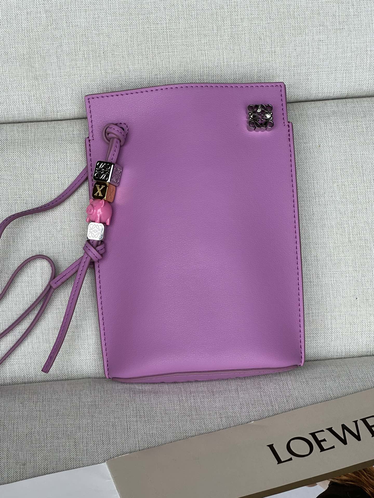 NO:185125,Genuine grade original leather version Mei Zi Yiwei dice mobile phone bag, three-color spot model 1007, this mobile phone has a very touching capacity, larger than the Xiaoxiang mobile phone, you can put your phone, keys, and tissues, size 21-15-bottom 5cm, special grade Luoyiwei, loewe19860909正品级 原厂皮版本 玫紫 意威骰子手机包,三色现货 型号1007 ,这款手机包容量太感人了,比小象手机包容量还要大,可以放手机,钥匙,纸巾都是没问题的,尺寸21-15-底5cm,特级罗意威,loewe,Bag