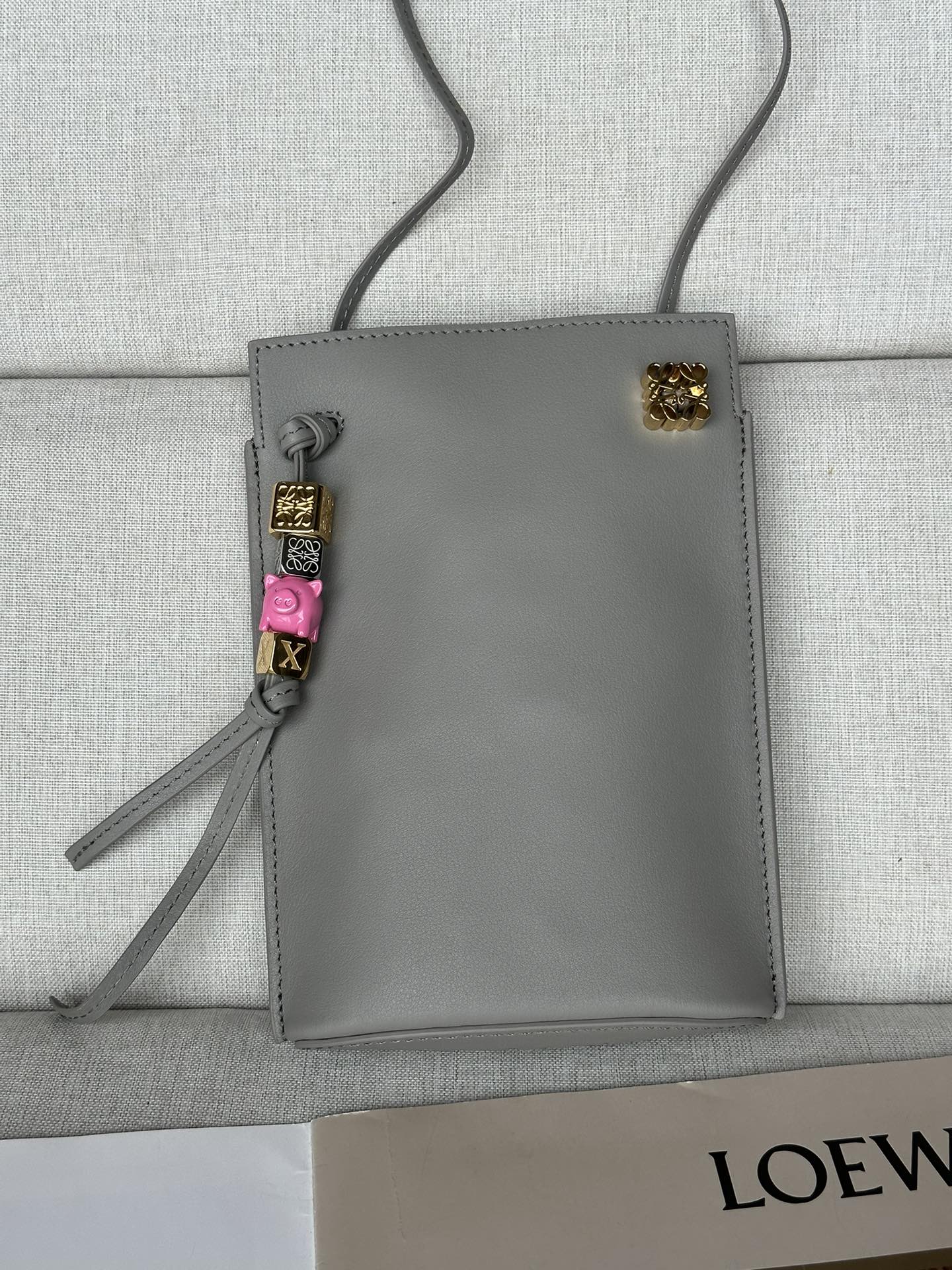 NO:185130,Genuine grade original leather version Yiwei dice mobile phone bag, three colors spot model 1007, this mobile phone has a very touching capacity, larger than the Xiaoxiang mobile phone, you can hold mobile phones, keys, and tissues, size 21-15-bottom 5cm, special grade Luoyiwei, loewe19860909正品级 原厂皮版本 意威骰子手机包,三色现货 型号1007 ,这款手机包容量太感人了,比小象手机包容量还要大,可以放手机,钥匙,纸巾都是没问题的,尺寸21-15-底5cm,特级罗意威,loewe,Bag