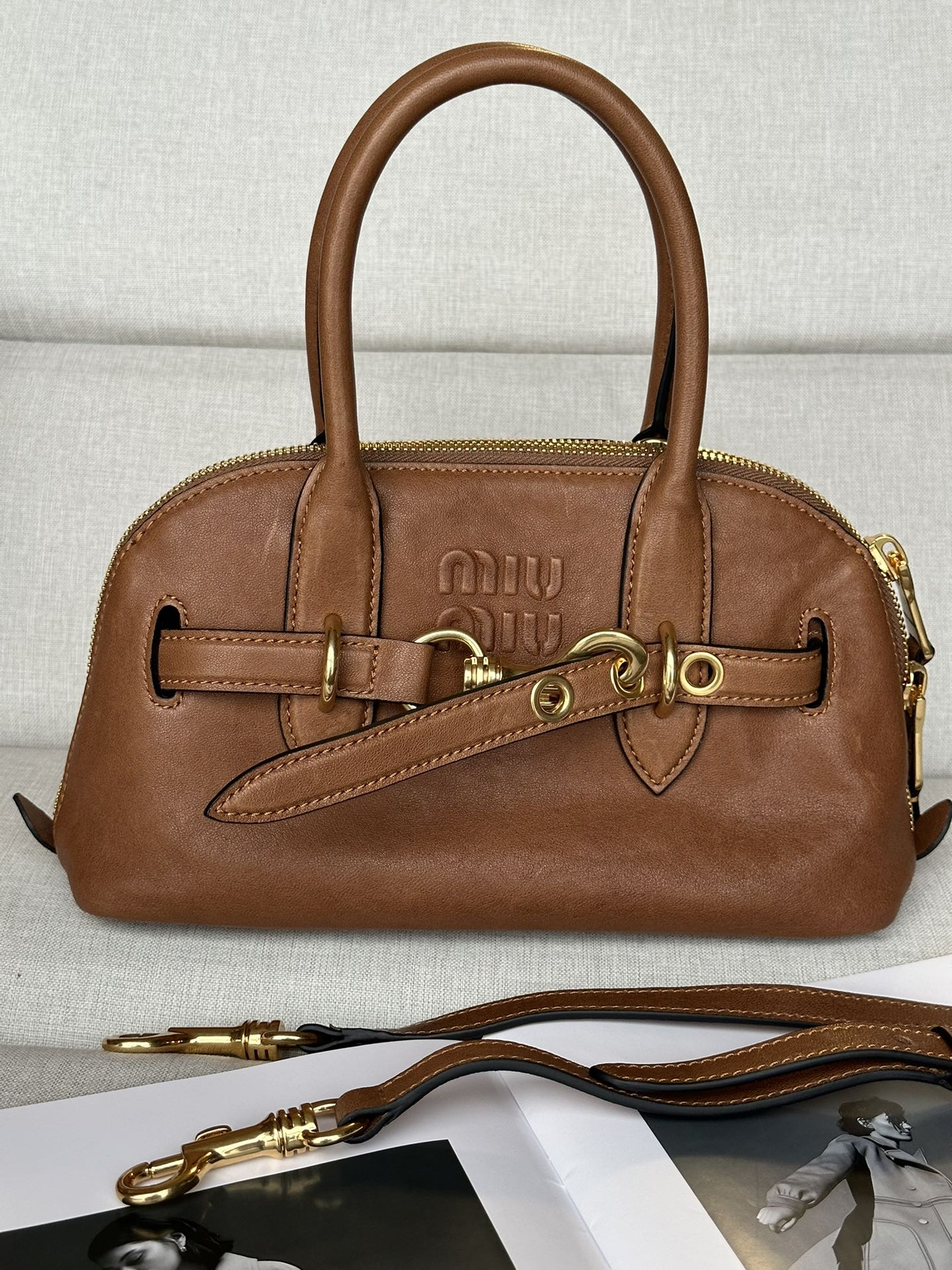 NO:202055,Original leather miumi*aventure wash-water for old goat leather, two-way zipper bag, full set of packaging, new bag design retro nostalgic, sheepskin soft texture looks relaxed and comfortable. There is no excessive exaggerated design, with a fashionable and personalized arc shape. The two-way zipper ensures practicality while making it full of retro tone. It is matched with belt-style design details, which is quite a brand millennium. It feels soft and glutinous. You can feel the high-end texture when you hold it in your hand! Model number bc169 Size bottom length 28× bottom width 11× height 17cm, MIUMIU, miumiu, sheepskin19860909原厂皮 miumi*aventure洗水作舊山羊皮 双向拉链包 全套包裝 新款包设计复古怀旧 羊皮柔软质感看着又很轻松舒适.没有过分夸张的设计,有着时髦且个性的圆弧外形,双向拉链在保证实用性的同时让它充满了复古调子,搭配上腰带式设计细节,颇有品牌千禧年 触感软糯,拎在手上可以切身感受到高级质感 ！ 款号bc169 尺寸底长28×底宽11×高17cm,MIUMIU,miumiu,sheepskin,Bag