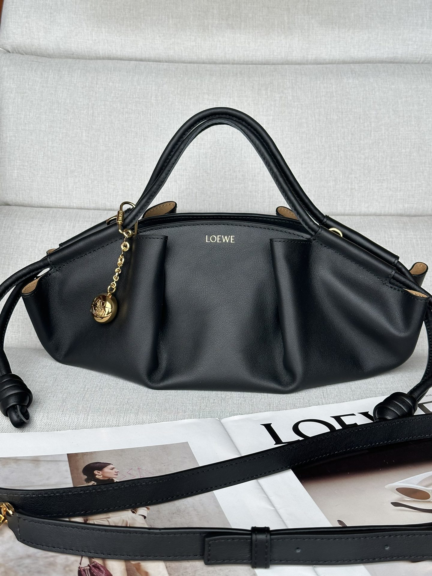 NO:185560,Genuine model Paseo is Spanish, meaning of walking. The overall use of shiny napa calfskin, creating a lazy, casual and high-end feel. This is the niche bag! Some people say it is like dumplings. Some people say it looks like an ingot. I think it is a clear stream in the fashion circle. Just carry it and be yourself. Where can I get the style? It’s cool and cool, unique enough. Strongly recommended. Small 35*21*11.5cm Paseo has been released for a while, and the same style as the Big Mi Mi. In fact, this one didn’t look very good when it was placed there, but the upper body was super nice and large in capacity! Belief in one's own weight! There is a zipper! These three points make the workers tightly grasp the leather with delicate and smooth touch, and the hand is not very good at carrying it, and the back is not very good at the same time as the 