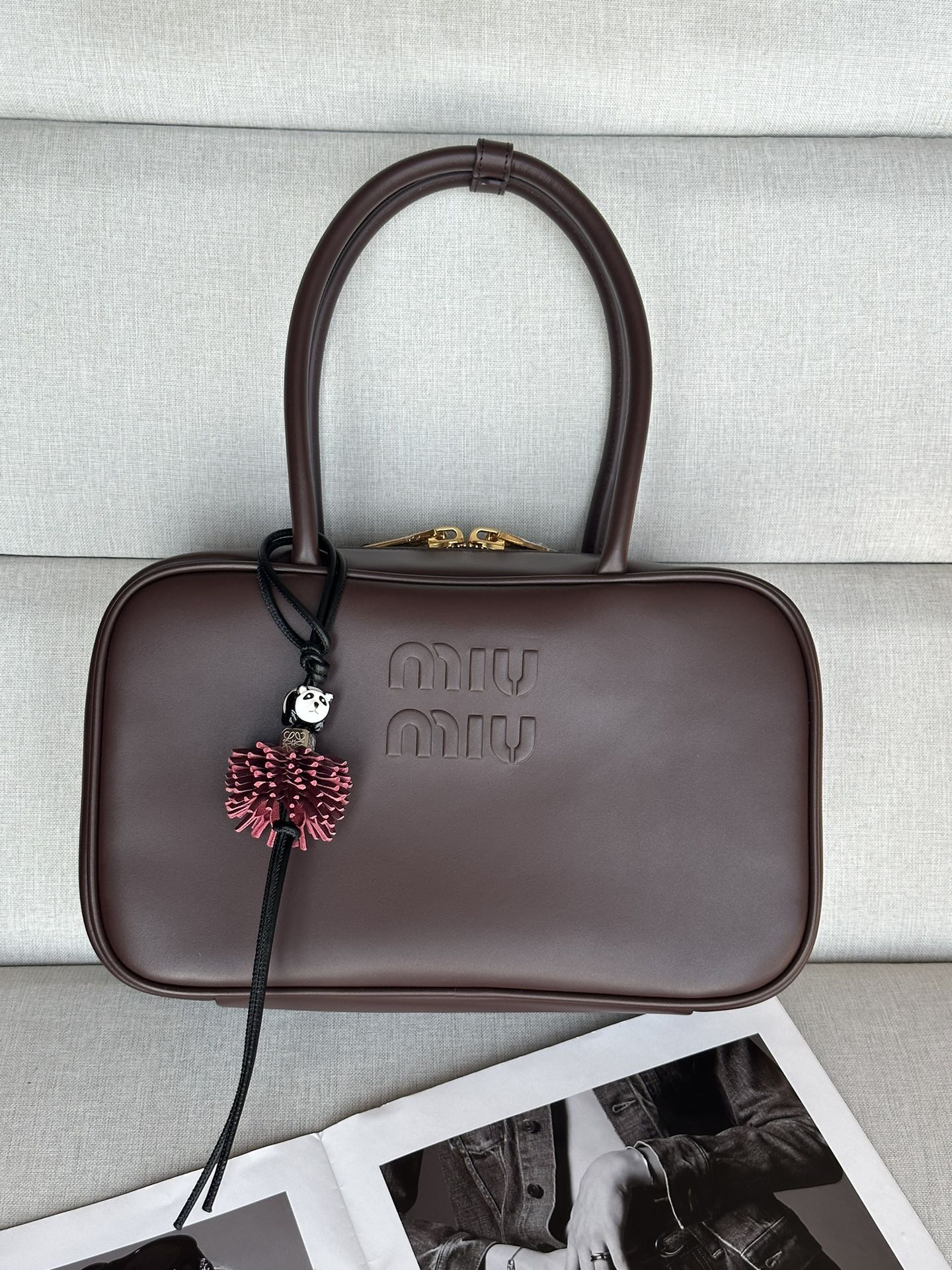 NO:202616,Original leather [Small No. 1 briefcase shipped] Newly upgraded long handle briefcase, still a well-deserved top popular contestants. The classic and atmospheric bowling bag design adds a hint of handsomeness to the overall look. It is more convenient than the second generation. You can carry it on one shoulder~ The relief logo does not have too many decorations and embellishments, and the simple, neat and low-key image captures people's hearts. Commuting and daily travel meets both capacity and fashion. Almost everyone has one model number 5BB172. Size bottom length 29x bottom width 9cm x height 17cm, MIUMIU, miumiu19860909原厂皮【小一号公文包出货】 新升级长手柄公文包 仍旧是当之无愧的top热门选手经典大气的保龄球包造型设计给整体增添一丝帅气 比二代更方便可以单肩背啦～浮雕LOGO没有过多的装饰点缀,线条简洁利落低调的形象俘获人心 通勤日常出行,既满足了容量又满足了时尚 各大时尚搏主几乎人手一个款号5BB172 尺寸底长29x底宽9cm x高17cm,MIUMIU,miumiu,Bag