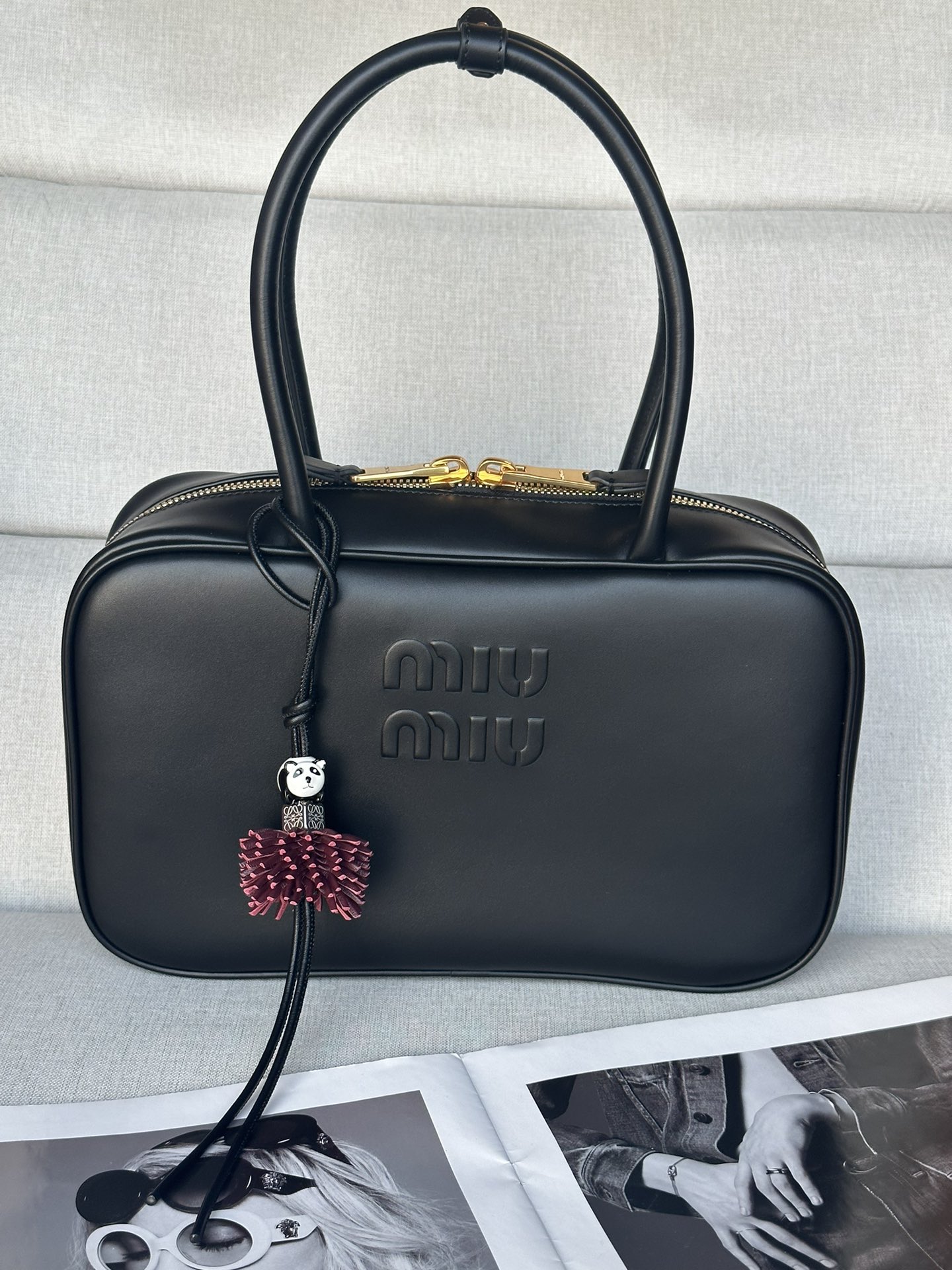 NO:202621,Original leather [Small No. 1 briefcase shipped] Newly upgraded long handle briefcase, still a well-deserved top popular contestants. The classic and atmospheric bowling bag design adds a hint of handsomeness to the overall look. It is more convenient than the second generation. It can be carried on one shoulder~ The relief logo does not have too many decorations and embellishments, and the simple, neat and low-key image captures people's hearts. Commuting and daily travel meets both capacity and fashion. Almost everyone has one model number 5BB172. The size is 29x bottom length, 9cm bottom width x 17cm height,19860909原厂皮【小一号公文包出货】  新升级长手柄公文包 仍旧是当之无愧的top热门选手经典大气的保龄球包造型设计给整体增添一丝帅气 比二代更方便可以单肩背啦～浮雕LOGO没有过多的装饰点缀,线条简洁利落低调的形象俘获人心 通勤日常出行,既满足了容量又满足了时尚 各大时尚搏主几乎人手一个款号5BB172 尺寸底长29x底宽9cm x高17cm,,Bag