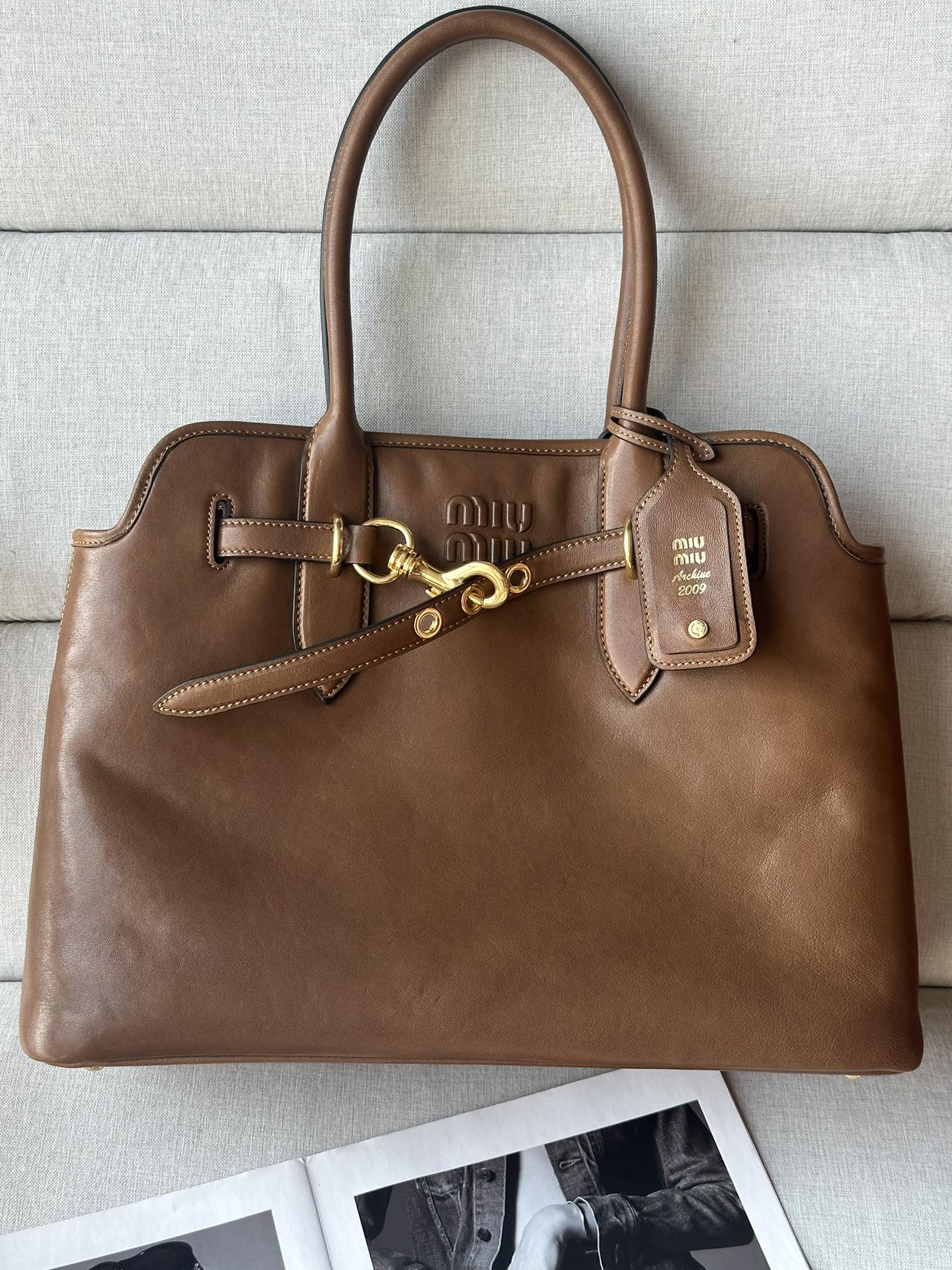 NO:202040,Original leather, wash water and used goat skin 5BG291, new popular mid-range tote bag, using new soft-fat sheepskin, soft and high-end leather, this Aventure Nappa leather handbag is inspired by Miu collection design, the structure has been adjusted to become lighter, and it has a new personality, decorated with embossed letter logos, adding iconic elements, retro gold hardware accessories, linen blend lining, with zippered pockets and patch pockets, long wrists are suitable for handheld or single shoulder, size 31X40X13CM, MIUMIU, miumiu, totes, sheepskin19860909原厂皮 洗水作旧山羊皮5BG291,新品爆款中古托特包,采用全新柔脂羊皮,皮质柔软高级,这款Aventure Nappa皮革手袋灵感源自Miu典藏设计,结构经过调整,变得更加轻便,焕发全新个性,饰以压花字母徽标,增添标志性元素,复古金色五金配件,亚麻混纺衬里,配拉链口袋和贴袋,长手腕适合用作手提或单肩,尺寸31X40X13CM,MIUMIU,miumiu,totes,sheepskin,Bag