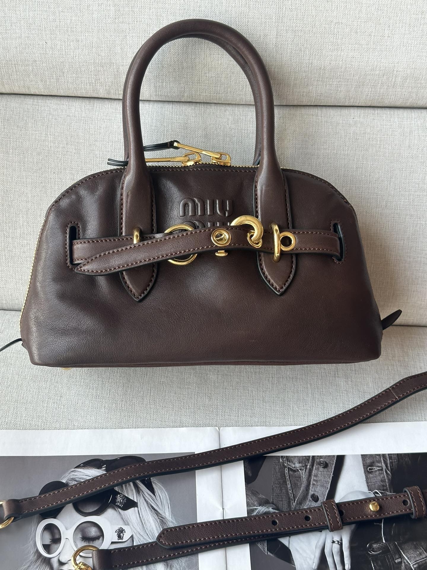 NO:202053,Original leather miumi* wash-in old goatskin aventure two-way zipper bag full set of packaging. New bag design retro nostalgic. The soft texture of the sheepskin looks relaxed and comfortable. There is no excessive exaggeration, and it has a fashionable and personalized arc shape. The two-way zipper ensures practicality while making it full of retro tone. It is matched with belt-style design details, which is quite a brand millennium. It feels soft and glutinous. You can feel the high-end texture when you hold it in your hand! Model number bc169 Size bottom length 28× bottom width 11× height 17cm, MIUMIU, miumiu, sheepskin19860909原厂皮 miumi*洗水作旧山羊皮aventure双向拉链包 全套包裝 新款包设计复古怀旧 羊皮柔软质感看着又很轻松舒适.没有过分夸张的设计,有着时髦且个性的圆弧外形,双向拉链在保证实用性的同时让它充满了复古调子,搭配上腰带式设计细节,颇有品牌千禧年 触感软糯,拎在手上可以切身感受到高级质感 ！ 款号bc169 尺寸底长28×底宽11×高17cm,MIUMIU,miumiu,sheepskin,Bag