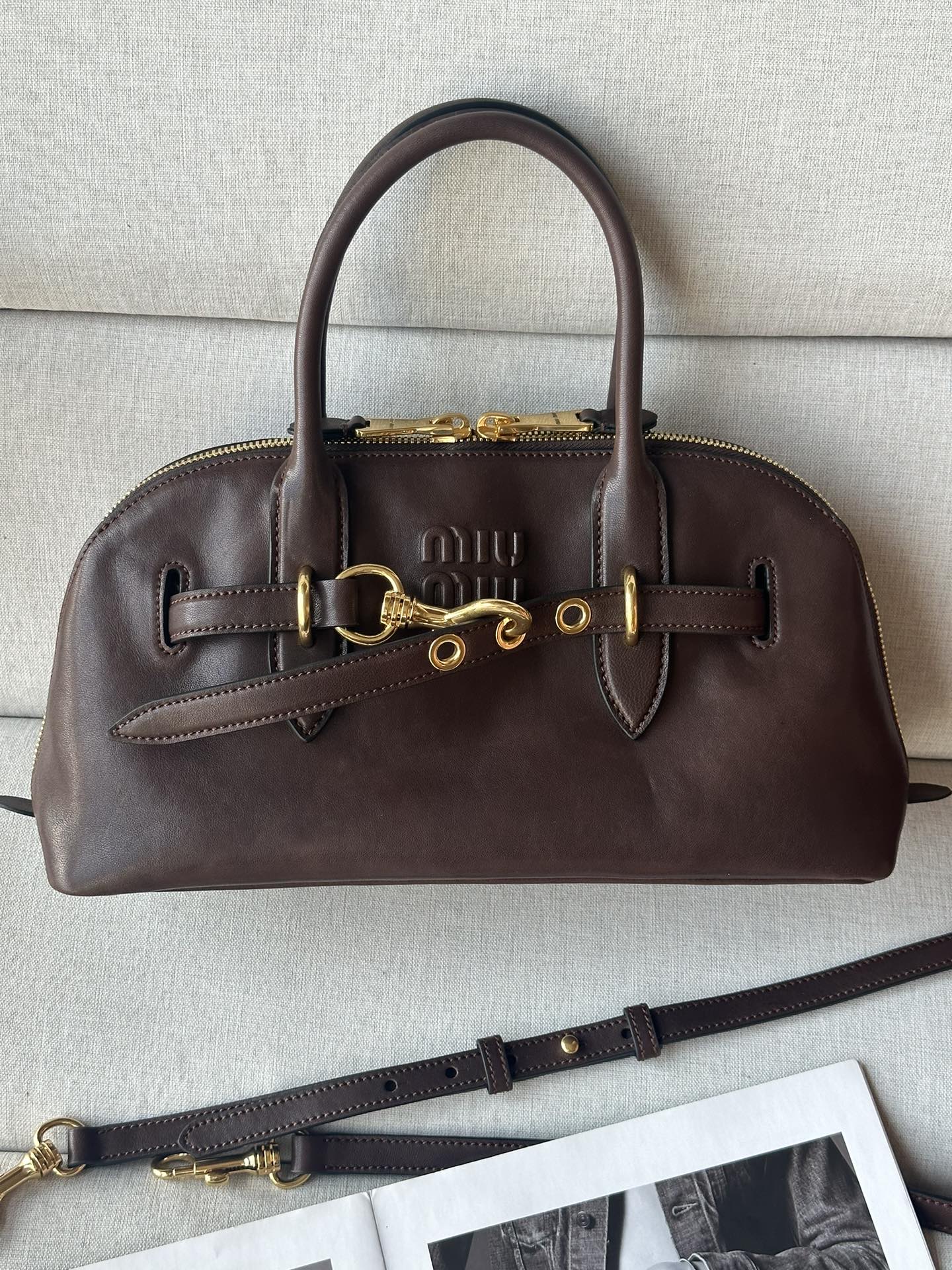 NO:202046,Original leather M home wash-water old goatskin bc168 This Aventure Nappa leather handbag is inspired by Miu Miu collection items. Its structure has been adjusted to become lighter and new in character, creating a classic bag with timeless charm. It is decorated with embossed letter logos to add brand recognition. Leather handle-adjustable removable leather shoulder straps with maximum length of 110 cm - minimum length of 100 cm - maximum hanging length of 57 cm - minimum hanging length of 53 cm Retro gold hardware accessories Zipper closure Linen blended inner lining with zipper pockets and patch pockets with foot nail height: 17cm Width: 33cm·Length: 11cm, MIUMIU, miumiu, sheepskin19860909原厂皮 M家 洗水作舊山羊皮bc168 这款Aventure Nappa皮革手提包的灵感源自Miu Miu典藏单品,其结构经过调整,变得更加轻便,焕发全新个性,打造具有隽永魅力的经典包款.饰以压花字母徽标,增添品牌辨识度. 皮革提手-可调节可拆卸皮革肩带最大长度110厘米-最小长度100厘米-最大垂长57厘米-最小垂长53厘米复古金色五金配件拉链开合 亚麻混纺内里配拉链口袋和贴袋带有脚钉高度: 17cm宽度:33cm·长度:11cm,MIUMIU,miumiu,sheepskin,Bag