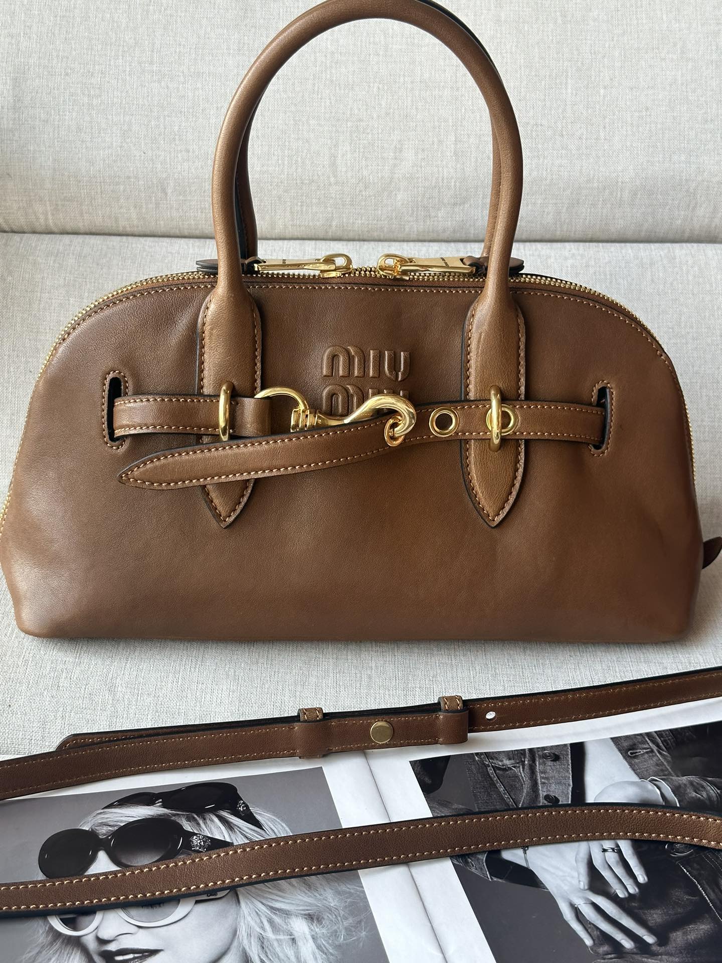 NO:202050,Original leather Miumiu wash-in old goatskin bc168 This Aventure Nappa leather handbag is inspired by Miu Miu collection items. Its structure has been adjusted to become lighter and new in character, creating a classic bag with timeless charm. It is decorated with embossed letter logos to add brand recognition. Leather handle-adjustable removable leather shoulder straps with maximum length of 110 cm - minimum length of 100 cm - maximum hanging length of 57 cm - minimum hanging length of 53 cm Retro gold hardware accessories Zipper closure Linen blended inner lining with zipper pockets and patch pockets with foot nail height: 17cm Width: 33cm·Length: 11cm, MIUMIU, miumiu, sheepskin19860909原厂皮 miumiu洗水作旧山羊皮bc168 这款Aventure Nappa皮革手提包的灵感源自Miu Miu典藏单品,其结构经过调整,变得更加轻便,焕发全新个性,打造具有隽永魅力的经典包款.饰以压花字母徽标,增添品牌辨识度. 皮革提手-可调节可拆卸皮革肩带最大长度110厘米-最小长度100厘米-最大垂长57厘米-最小垂长53厘米复古金色五金配件拉链开合 亚麻混纺内里配拉链口袋和贴袋带有脚钉高度: 17cm宽度:33cm·长度:11cm,MIUMIU,miumiu,sheepskin,Bag