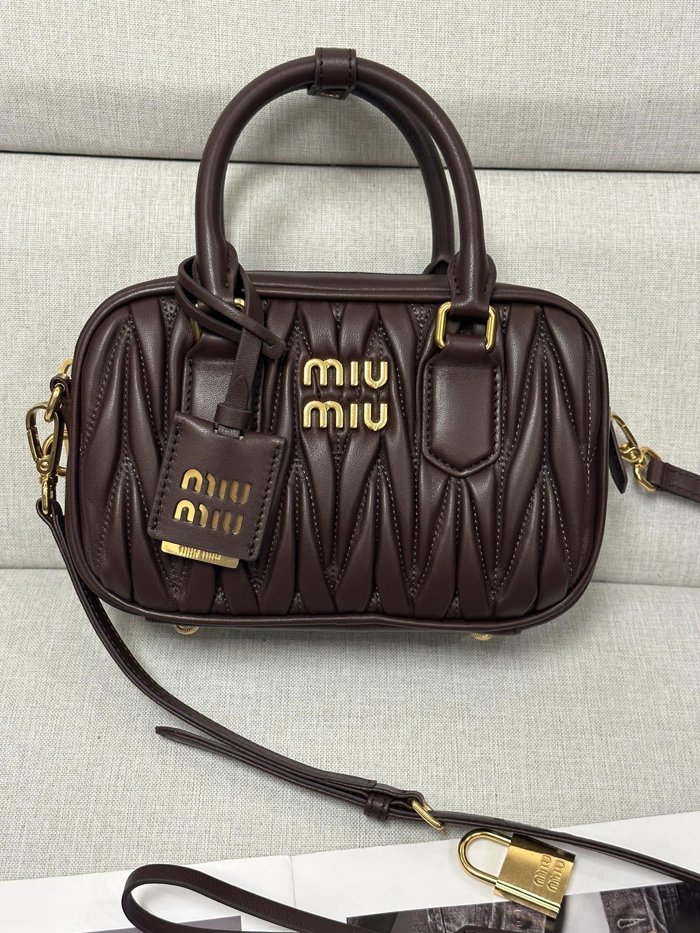 NO:202626,Original leather 5Bc123 full set of heather wood color miu home new too pretty bowling handbag, using imported lambskin classic brand iconic Matelasse texture embroidery, retro matte hardware, retaining the playfulness it should have. The overall bag shape is firm and stylish, full of personality, sweet or salty, and the capacity is shiny. Almost everyone has one of the major fashion owners. The popularity is no less than the previous MiWander, size 19X13X6CM, MIUMIU, miumiu, sheepskin19860909原厂皮 5Bc123全套包装 石楠木色 miu家新品too pretty保龄球手袋,采用进口小羊皮经典品牌标志性Matelasse纹理绣花,复古磨砂五金,保留了应有的俏皮感,包型整体硬挺有型,充满个性,可甜可盐,容量可光,各大时尚搏主几乎人手一个,火爆程度不亚于之前的MiWander,尺寸19X13X6CM,MIUMIU,miumiu,sheepskin,Bag