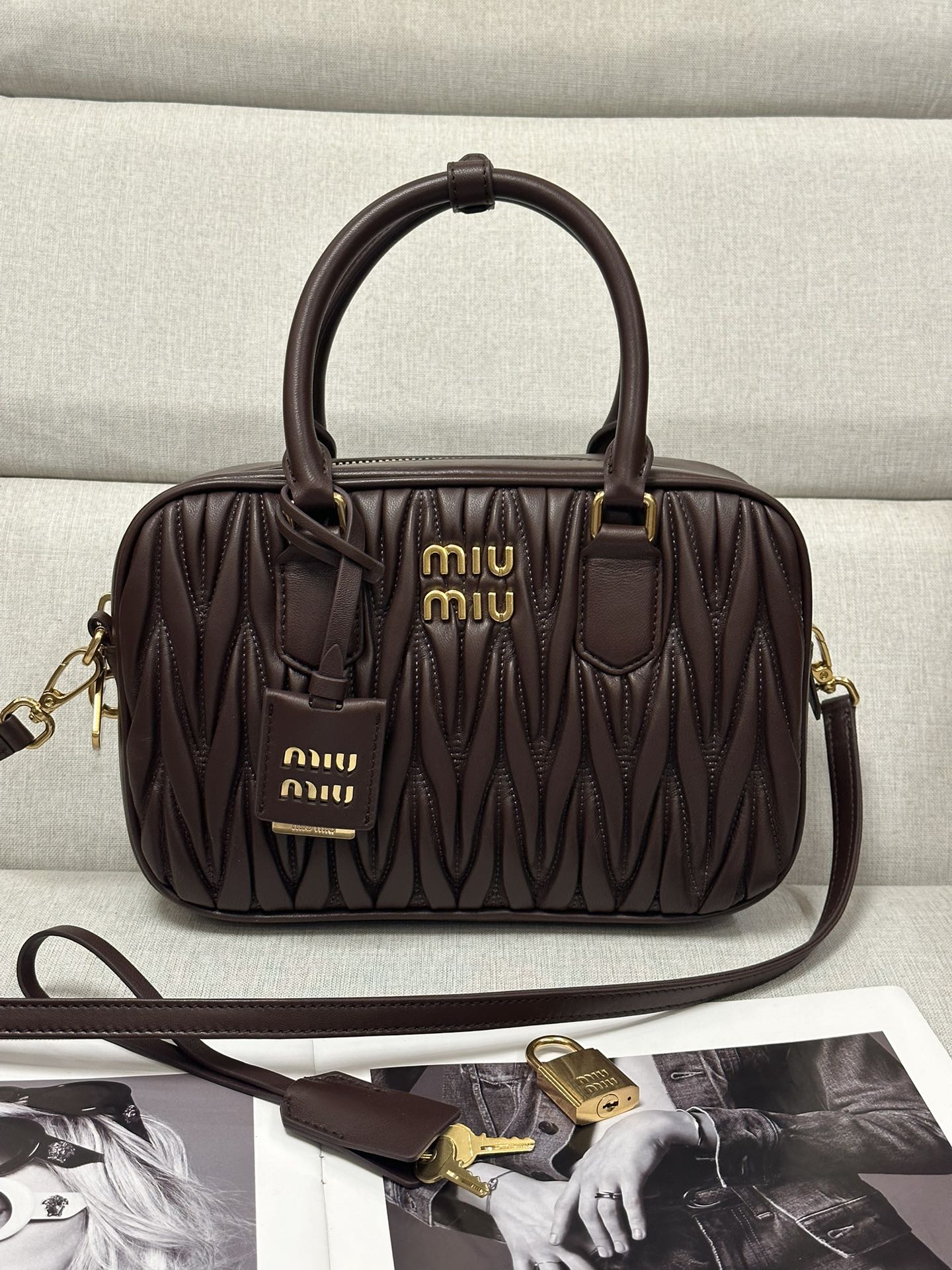 NO:202632,Original leather, large BB124 full set of packaging, heather wood MiuMiu new too pretty bowling handbag, using imported lambskin classic brand iconic Matelasse texture embroidery, retro matte hardware, retaining the playfulness it should have. The overall shape of the bag is firm and stylish, full of personality, sweet or salty, and the capacity is shiny. Almost everyone has one of the major fashion owners, and the popularity is no less than the previous MiuWander, size 24X16X7.5 cm, MIUMIU, miumiu, sheepskin19860909原厂皮 大号BB124全套包装,石楠木 MiuMiu新品too pretty保龄球手袋,采用进口小羊皮经典品牌标志性Matelasse纹理绣花,复古磨砂五金,保留了应有的俏皮感,包型整体硬挺有型,充满个性,可甜可盐,容量可光,各大时尚搏主几乎人手一个,火爆程度不亚于之前的MiuWander,尺寸24X16X7.5 cm,MIUMIU,miumiu,sheepskin,Bag