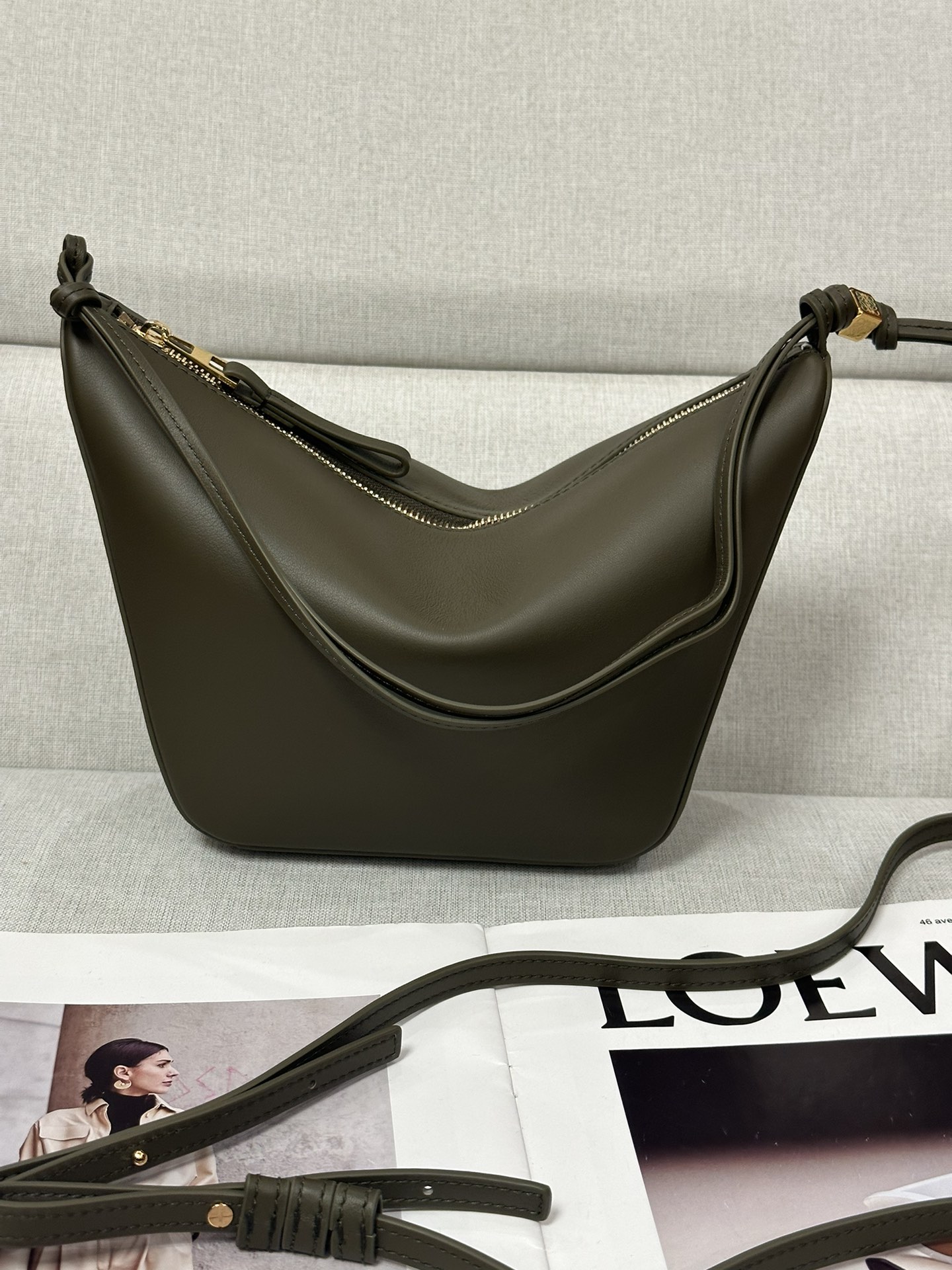 NO:186940,Superior version Original leather LOw Deep khaki green Classic cowhide leather Hammock hobo handbag Deconstructs the classic handbag's design that can easily change shape, retain the representative hammock shape, creating a fashionable and ergonomic hobo handbag. This mini version is made of classic cowhide leather, and knotted cowhide straps can be customized. * Can be shoulder-back, cross-back or hand-held* Zipper opening and closing* Cowhide zipper head* Dice hanging* Herringbone cotton canvas lining* size: 28*17*9.5CM Model c923, special Loewe, cowhide19860909特级版本 原厂皮 LOw 深卡其绿色 经典牛皮革Hammock hobo手袋 将经典手袋能轻松改变形状的设计进行解构,保留颇具代表性的吊床造型,打造出一款时尚百搭且符合人体工学的hobo手袋.此迷你版本采用经典牛皮革制成,打结牛皮革带子可进行个性化设计.*可肩背、斜背或手提*拉链开合*牛皮革拉链头*骰子挂饰*人字纹棉质帆布衬里* size:28*17*9.5CM 型号c923,特级罗意威,loewe,cowhide,Bag