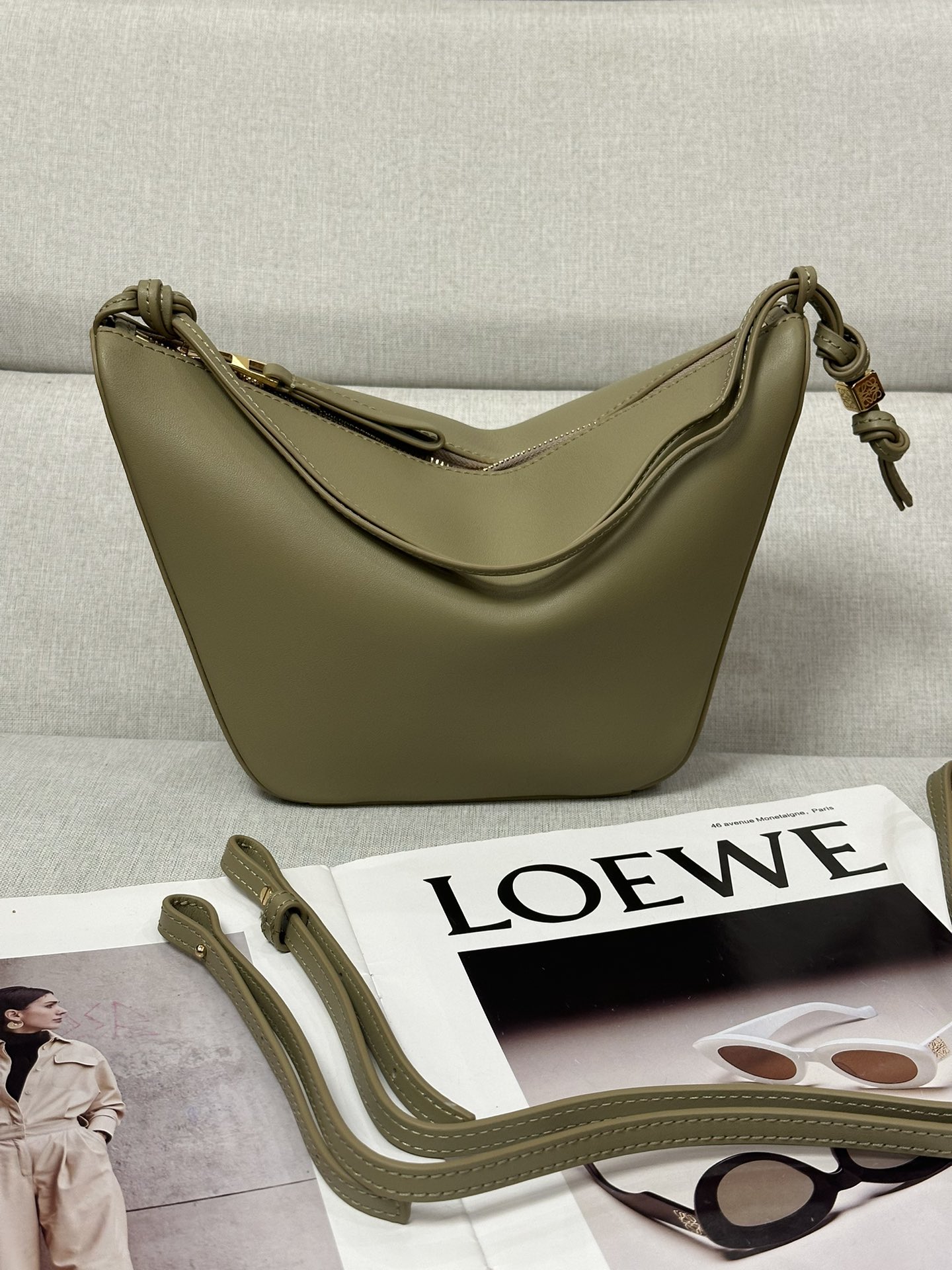 NO:186945,Superior version Original leather LOw Clay green Classic cowhide leather Hammock hobo handbag Deconstructs the classic handbags that can easily change shapes, retain the representative hammock shape, creating a fashionable and ergonomic hobo handbag. This mini version is made of classic cowhide leather, and knotted cowhide straps can be customized. * Can be shoulder-back, cross-back or hand-held* Zipper opening and closing* Cowhide zipper head* Dice hanging* Herringbone cotton canvas lining* size: 28*17*9.5CM Model c923, special Loewe, cowhide19860909特级版本 原厂皮 LOw 黏土绿色 经典牛皮革Hammock hobo手袋 将经典手袋能轻松改变形状的设计进行解构,保留颇具代表性的吊床造型,打造出一款时尚百搭且符合人体工学的hobo手袋.此迷你版本采用经典牛皮革制成,打结牛皮革带子可进行个性化设计.*可肩背、斜背或手提*拉链开合*牛皮革拉链头*骰子挂饰*人字纹棉质帆布衬里* size:28*17*9.5CM 型号c923,特级罗意威,loewe,cowhide,Bag