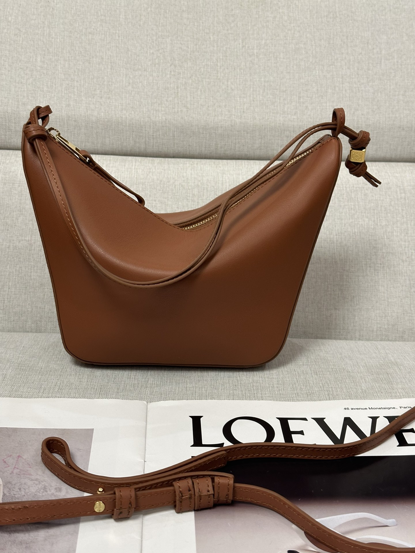 NO:186950,Superior version Original leather LOw Classic brown Classic cowhide leather Hammock hobo handbag Deconstructs the classic handbag's design that can easily change shape, retain the representative hammock shape, creating a fashionable and ergonomic hobo handbag. This mini version is made of classic cowhide leather, and knotted cowhide straps can be personalized. * Can be shoulder-back, cross-back or hand-heeled * Zipper opening and closing * Cowhide zipper head * Dice hanging * Herringbone cotton canvas lining * size: 28*17*9.5CM Model c923, special Loewe, cowhide19860909特级版本 原厂皮 LOw 经典棕色 经典牛皮革Hammock hobo手袋 将经典手袋能轻松改变形状的设计进行解构,保留颇具代表性的吊床造型,打造出一款时尚百搭且符合人体工学的hobo手袋.此迷你版本采用经典牛皮革制成,打结牛皮革带子可进行个性化设计.*可肩背、斜背或手提*拉链开合*牛皮革拉链头*骰子挂饰*人字纹棉质帆布衬里* size:28*17*9.5CM 型号c923,特级罗意威,loewe,cowhide,Bag