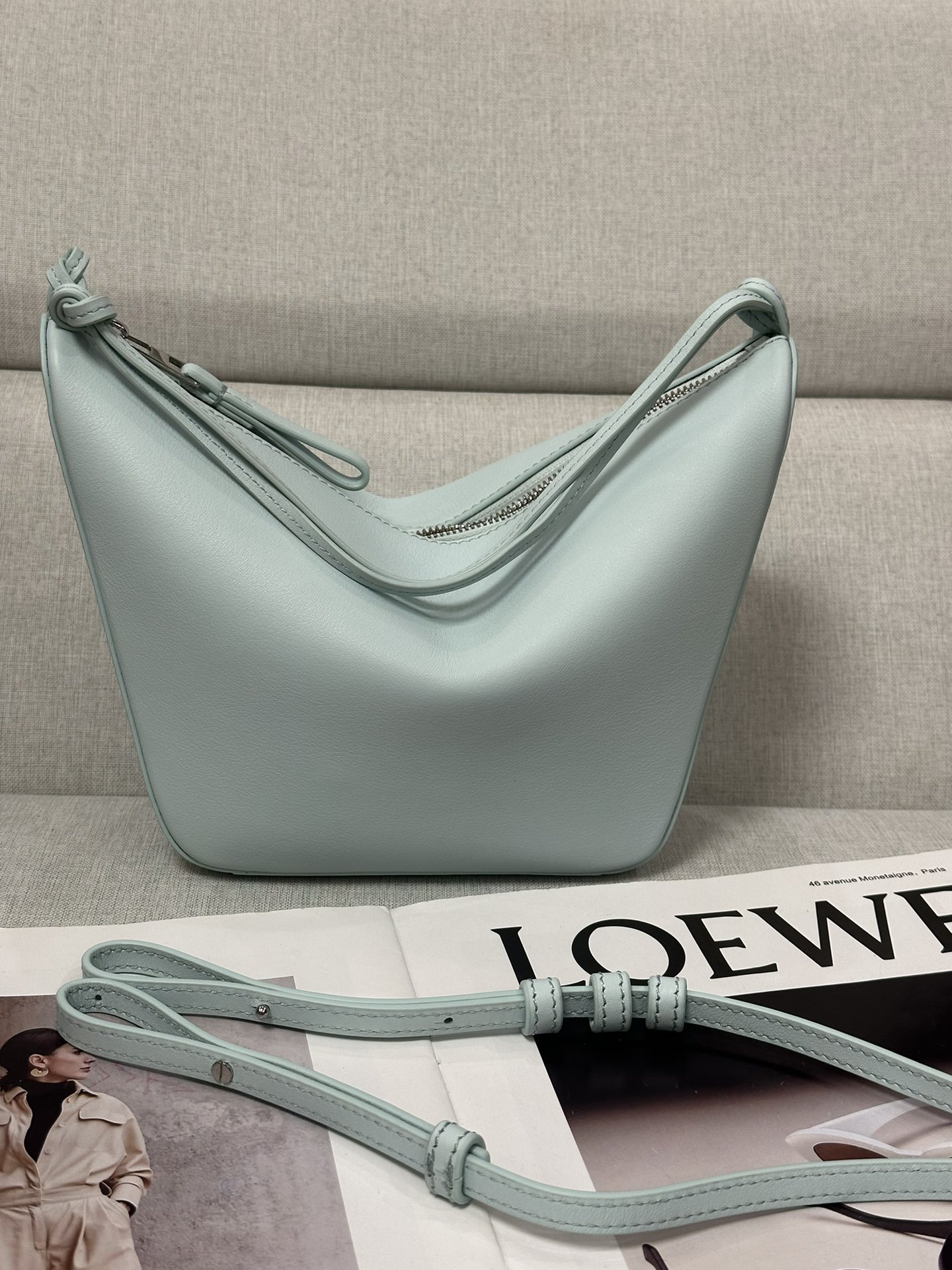 NO:186955,Superior version Original leather LOw Glacier Blue Classic cowhide leather Hammock hobo handbag Deconstructs the classic handbag's design that can easily change shape, retain the representative hammock shape, creating a fashionable and ergonomic hobo handbag. This mini version is made of classic cowhide leather, and knotted cowhide straps can be personalized. * Can be shoulder-back, cross-back or hand-held* Zipper opening and closing* Cowhide zipper head* Dice hanging* Herringbone cotton canvas lining* size: 28*17*9.5CM Model c923, special Loewe, cowhide19860909特级版本 原厂皮 LOw 冰川蓝色 经典牛皮革Hammock hobo手袋 将经典手袋能轻松改变形状的设计进行解构,保留颇具代表性的吊床造型,打造出一款时尚百搭且符合人体工学的hobo手袋.此迷你版本采用经典牛皮革制成,打结牛皮革带子可进行个性化设计.*可肩背、斜背或手提*拉链开合*牛皮革拉链头*骰子挂饰*人字纹棉质帆布衬里* size:28*17*9.5CM 型号c923,特级罗意威,loewe,cowhide,Bag