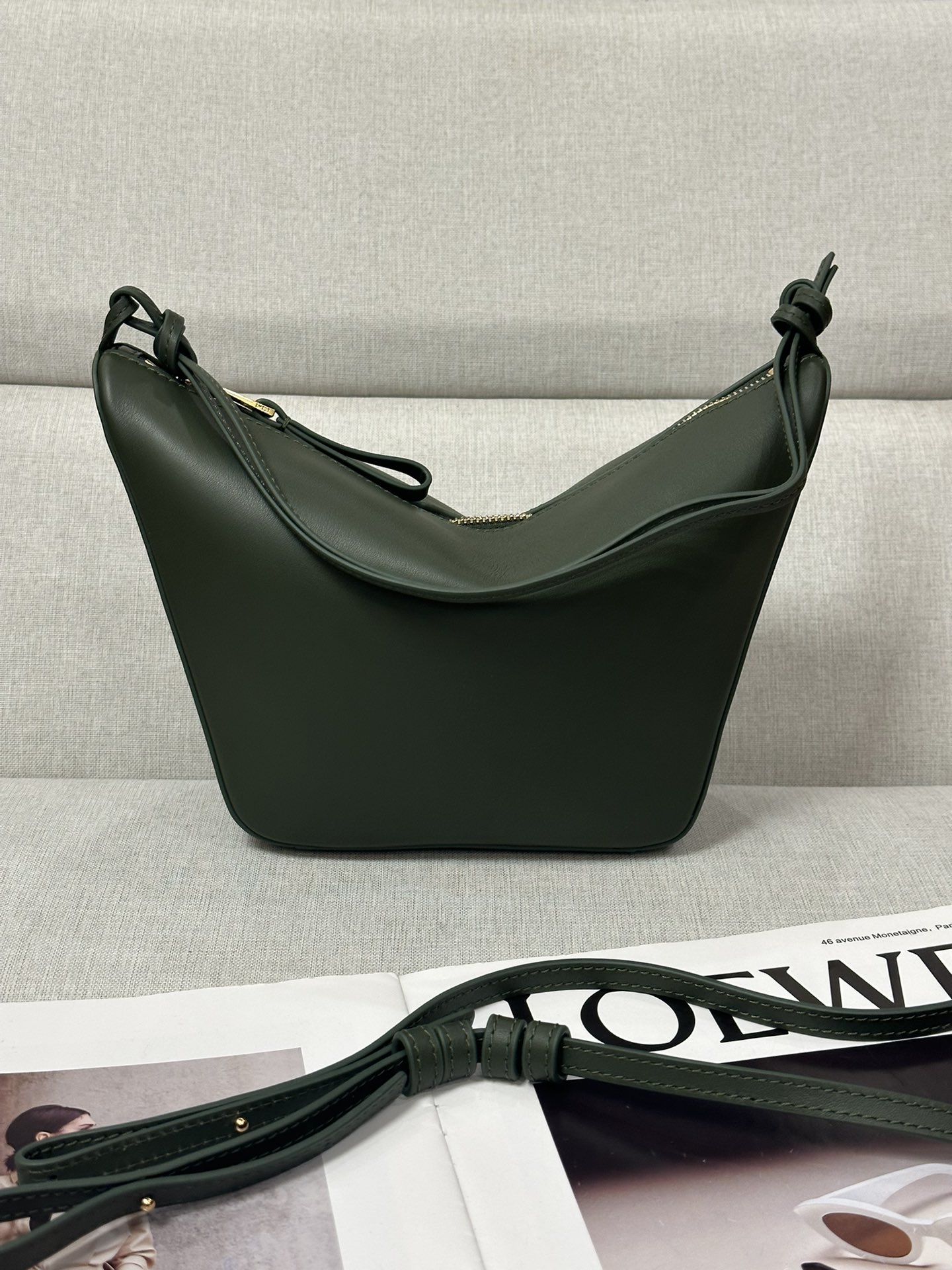 NO:186960,Special version Original leather LOw Baobao green Classic cowhide leather Hammock hobo handbag Deconstructs the classic handbag's design that can easily change shape, retain the representative hammock shape, creating a fashionable and ergonomic hobo handbag. This mini version is made of classic cowhide leather, and knotted cowhide straps can be customized. * Can be shoulder-back, cross-back or hand-held* Zipper opening and closing* Cowhide zipper head* Dice hanging* Herringbone cotton canvas lining* size: 28*17*9.5CM Model c923, special Loewe, cowhide19860909特级版本 原厂皮 LOw 宝瓶绿色 经典牛皮革Hammock hobo手袋 将经典手袋能轻松改变形状的设计进行解构,保留颇具代表性的吊床造型,打造出一款时尚百搭且符合人体工学的hobo手袋.此迷你版本采用经典牛皮革制成,打结牛皮革带子可进行个性化设计.*可肩背、斜背或手提*拉链开合*牛皮革拉链头*骰子挂饰*人字纹棉质帆布衬里* size:28*17*9.5CM 型号c923,特级罗意威,loewe,cowhide,Bag