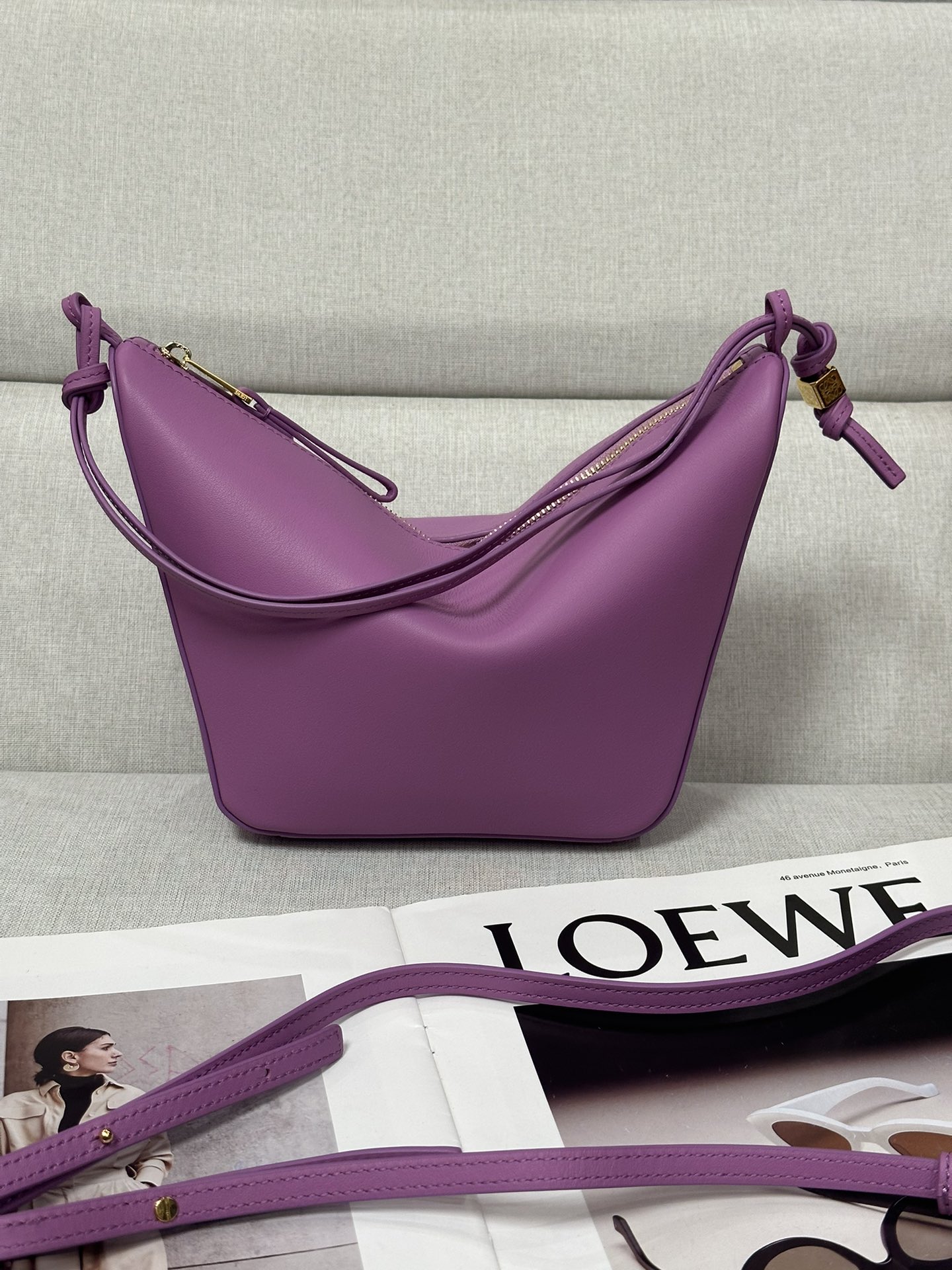 NO:186923,Superior version Original leather LOw rose red classic cowhide leather Hammock hobo handbag Deconstructs the classic handbag's design that can easily change shape, retain the representative hammock shape, creating a fashionable and ergonomic hobo handbag. This mini version is made of classic cowhide leather, and knotted cowhide straps can be personalized. * Can be shoulder-back, cross-back or hand-held* Zipper opening and closing* Cowhide zipper head* Dice hanging* Herringbone cotton canvas lining* size: 28*17*9.5CM Model c923, special Loewe, cowhide19860909特级版本 原厂皮 LOw 玫红色 经典牛皮革Hammock hobo手袋 将经典手袋能轻松改变形状的设计进行解构,保留颇具代表性的吊床造型,打造出一款时尚百搭且符合人体工学的hobo手袋.此迷你版本采用经典牛皮革制成,打结牛皮革带子可进行个性化设计.*可肩背、斜背或手提*拉链开合*牛皮革拉链头*骰子挂饰*人字纹棉质帆布衬里* size:28*17*9.5CM 型号c923,特级罗意威,loewe,cowhide,Bag