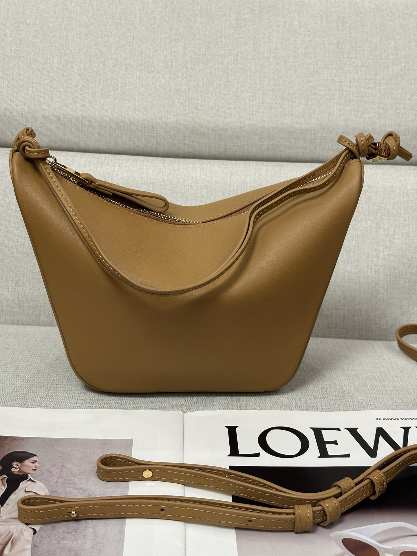 NO:186927,Special version Original leather LOw Warm sand color Classic cowhide leather Hammock hobo handbag Deconstructs the classic handbag's design that can easily change shape, retain the representative hammock shape, creating a fashionable and ergonomic hobo handbag. This mini version is made of classic cowhide leather, and knotted cowhide straps can be customized. * Can be shoulder-back, cross-back or hand-held* Zipper opening and closing* Cowhide zipper head* Dice hanging* Herringbone cotton canvas lining* size: 28*17*9.5CM Model c923, special Loewe, cowhide19860909特级版本 原厂皮 LOw 暖沙色 经典牛皮革Hammock hobo手袋 将经典手袋能轻松改变形状的设计进行解构,保留颇具代表性的吊床造型,打造出一款时尚百搭且符合人体工学的hobo手袋.此迷你版本采用经典牛皮革制成,打结牛皮革带子可进行个性化设计.*可肩背、斜背或手提*拉链开合*牛皮革拉链头*骰子挂饰*人字纹棉质帆布衬里* size:28*17*9.5CM 型号c923,特级罗意威,loewe,cowhide,Bag