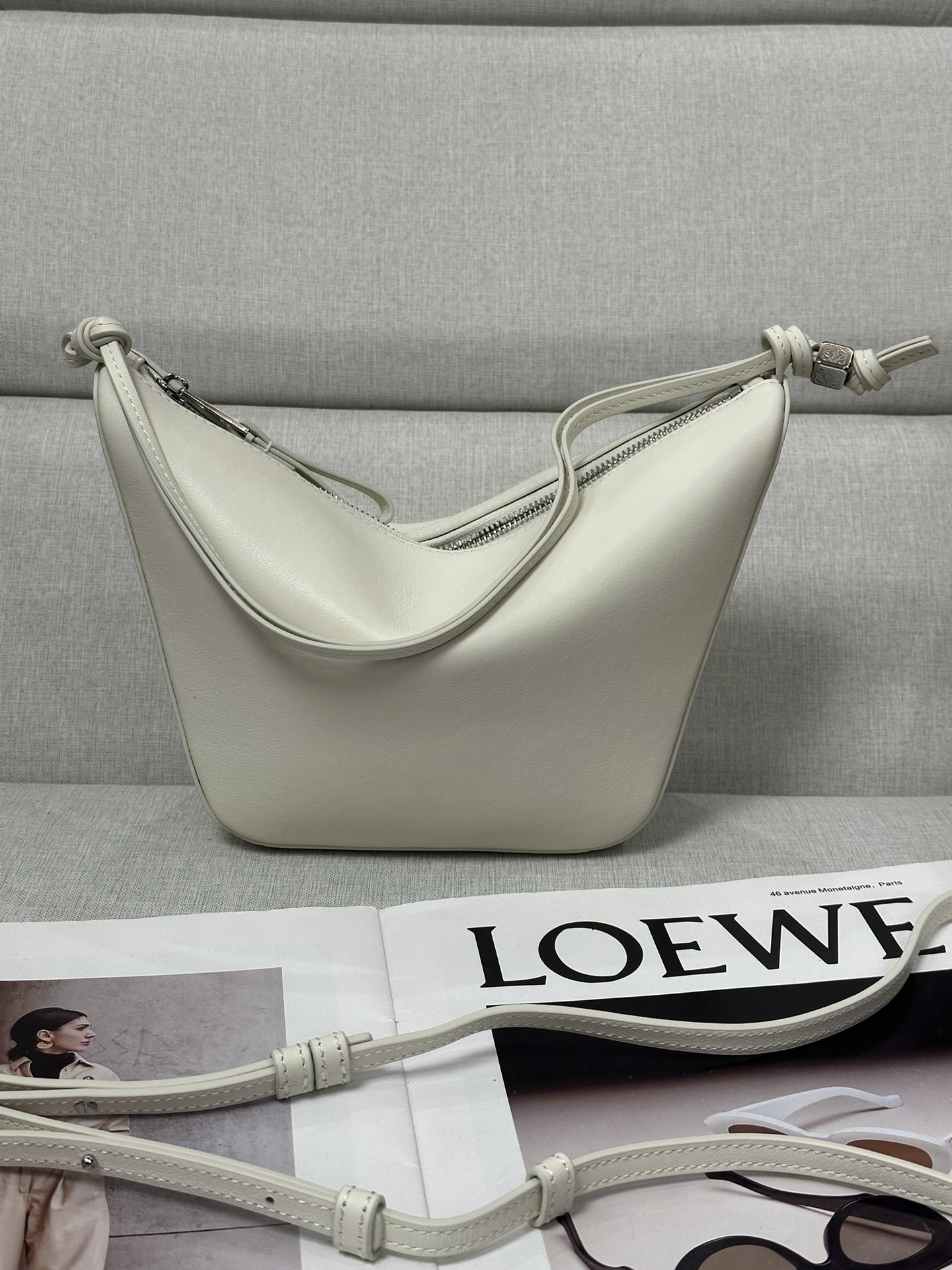 NO:186929,Superior version Original leather LOw soft white classic cowhide leather Hammock hobo handbag Deconstructs the classic handbag's design that can easily change shape, retain the representative hammock shape, creating a fashionable and ergonomic hobo handbag. This mini version is made of classic cowhide leather, and knotted cowhide straps can be customized. * Can be shoulder-back, cross-back or hand-held* Zipper opening and closing* Cowhide zipper head* Dice hanging* Herringbone cotton canvas lining* size: 28*17*9.5CM Model c923, special Loewe, cowhide19860909特级版本 原厂皮 LOw 柔白色 经典牛皮革Hammock hobo手袋 将经典手袋能轻松改变形状的设计进行解构,保留颇具代表性的吊床造型,打造出一款时尚百搭且符合人体工学的hobo手袋.此迷你版本采用经典牛皮革制成,打结牛皮革带子可进行个性化设计.*可肩背、斜背或手提*拉链开合*牛皮革拉链头*骰子挂饰*人字纹棉质帆布衬里* size:28*17*9.5CM 型号c923,特级罗意威,loewe,cowhide,Bag