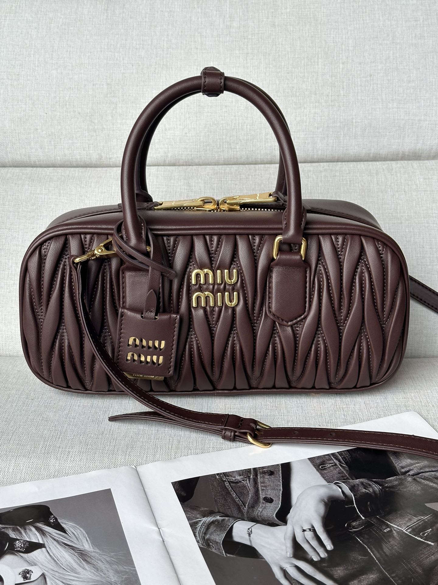 NO:202642,Original leather M Home new product bc148A heather Miu Home new bowling bag, official website main recommendation, absolutely popular this year, top imported lambskin, Miu Home's unique style Matelasse pattern, exquisite three-dimensional and stylish, the front engraving logo echoes the leather color, removable and adjustable leather long shoulder straps, cotton satin lining, zippered pocket, the same style of many celebrity internet celebrities Size: 27X12X9 cm with original packaging, MIUMIU, miumiu, sheepskin19860909原厂皮 M家新品 bc148A 石楠木 Miu家新款保龄球包包,官网主推,今年绝对爆款式,顶级进口小羊皮,Miu家独具风格Matelasse图案,包身精致立体有型,正面刻字徽标与皮革颜色相呼应,可拆卸可调节皮革长肩带,棉质缎面衬里,配拉链式口袋,众多明星网红同款 尺寸:27X12X9 cm配原版包装,MIUMIU,miumiu,sheepskin,Bag