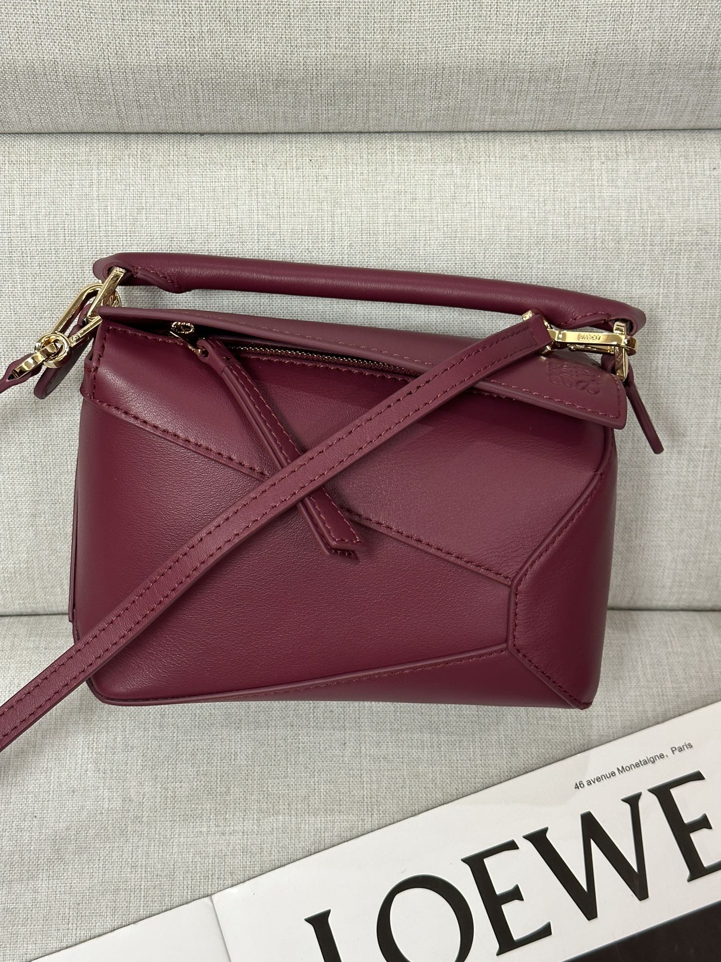 NO:340679,Super Puzzle Edge Crimson Handbag Latest version adjustable shoulder straps Lo*we debuts debut handbag* rectangular shape and precise cutting technology create Puzzle unique geometric lines* This mini version is made of satin cowhide leather with cage stitching edges Mini Puzzle can accommodate for example a small vertical wallet, most sizes of phones (up to 6.1 inches) and sunglasses case, shoulder or crossbody* adjustable shoulder straps, removable*zipper closure, *coat leather zipper head*herring cotton canvas lining Anagram embossed size: 18*12.5*8CＭ Model 3000b, super Loewe, wallets, cowhide19860909特级 Puzzle Edge 绯红色 手袋 最新版本肩带可调节 Lo*we推出的首次亮相手提包*长方体形状和精确的切割技术创造了 Puzzle 独特的几何线条*这个迷你版本采用缎面牛皮革制成,带有笼盖缝线边缘 迷你Puzzle可以容纳例如一只小号垂直钱包、大多数尺寸的手机（最大6.1英寸）和太阳镜盒,肩背或斜挎*肩带可调节,可拆卸*拉链封口,*牛皮革拉链头*人字纹棉质帆布衬里Anagram 压纹 size:18*12.5*8CＭ 型号3000b,特级罗意威,loewe,wallets,cowhide,Bag