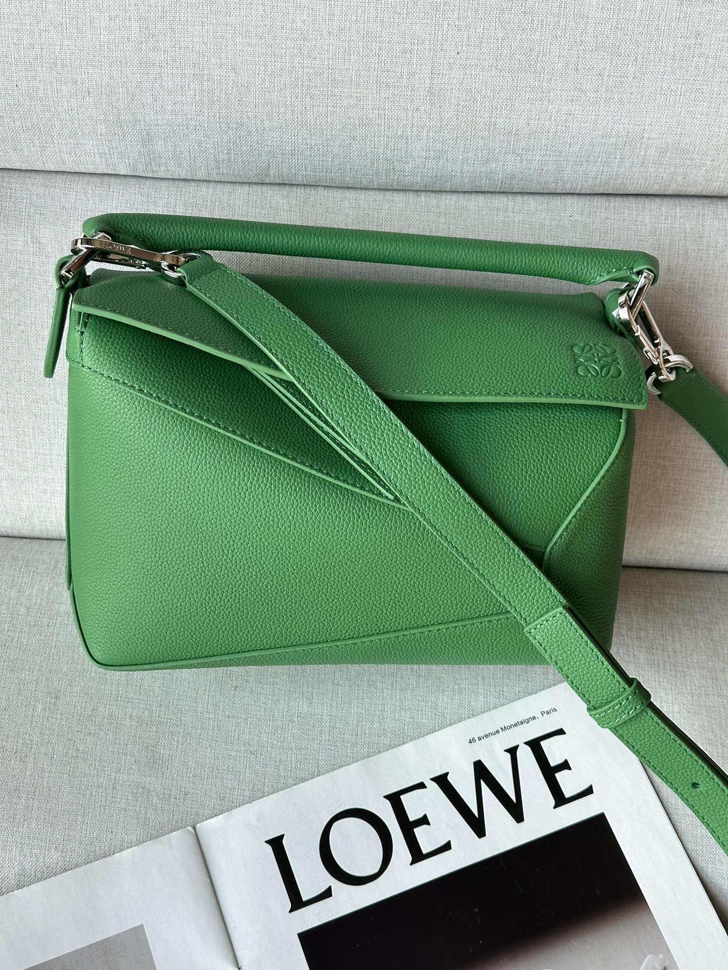 NO:337893,Extra-grade original leather 24cm-10-16 Tropical Green Puzzle handbag is the first tote for LOEWE by creative director Jonathan Anderson. The rectangular shape and precise cutting technology create the Puzzle’s unique geometric lines. This small handbag is made of classic cowhide leather with overlapping edges. Small Puzzle handbag can accommodate large wallets, cell phones and sunglasses shoulder-mounted, crossbody, hand-held or hand-held Removable, adjustable shoulder straps Zip closure with cowhide leather pulls External zippered rear pockets and an internal insert bag Customizable with shoulder straps and personalized hangers Herringbone cotton canvas lining Anagram Embossed, super-grade Luo Yiwei, loewe, loewe, wallets, cowhide19860909特级 原厂皮 24cm-10-16熱帶綠色 Puzzle 手袋是创意总监乔纳森·安德森（Jonathan Anderson）为 LOEWE 推出的首款手提包.长方体形状和精确的切割技术创造了 Puzzle 独特的几何线条.这款小号手袋采用经典牛皮革制成,饰有重叠边缘. 小号Puzzle手袋可容纳大号钱包、手机和太阳眼镜 可肩背、斜挎、手提或手拿 可拆卸,可调节肩带 拉链开合,搭配牛皮革拉头 外部拉链后袋和一个内部插袋 可以使用肩带和个性化挂饰进行定制 人字纹棉质帆布衬里 Anagram 压纹,特级罗意威,loewe,loewe,wallets,cowhide,Bag