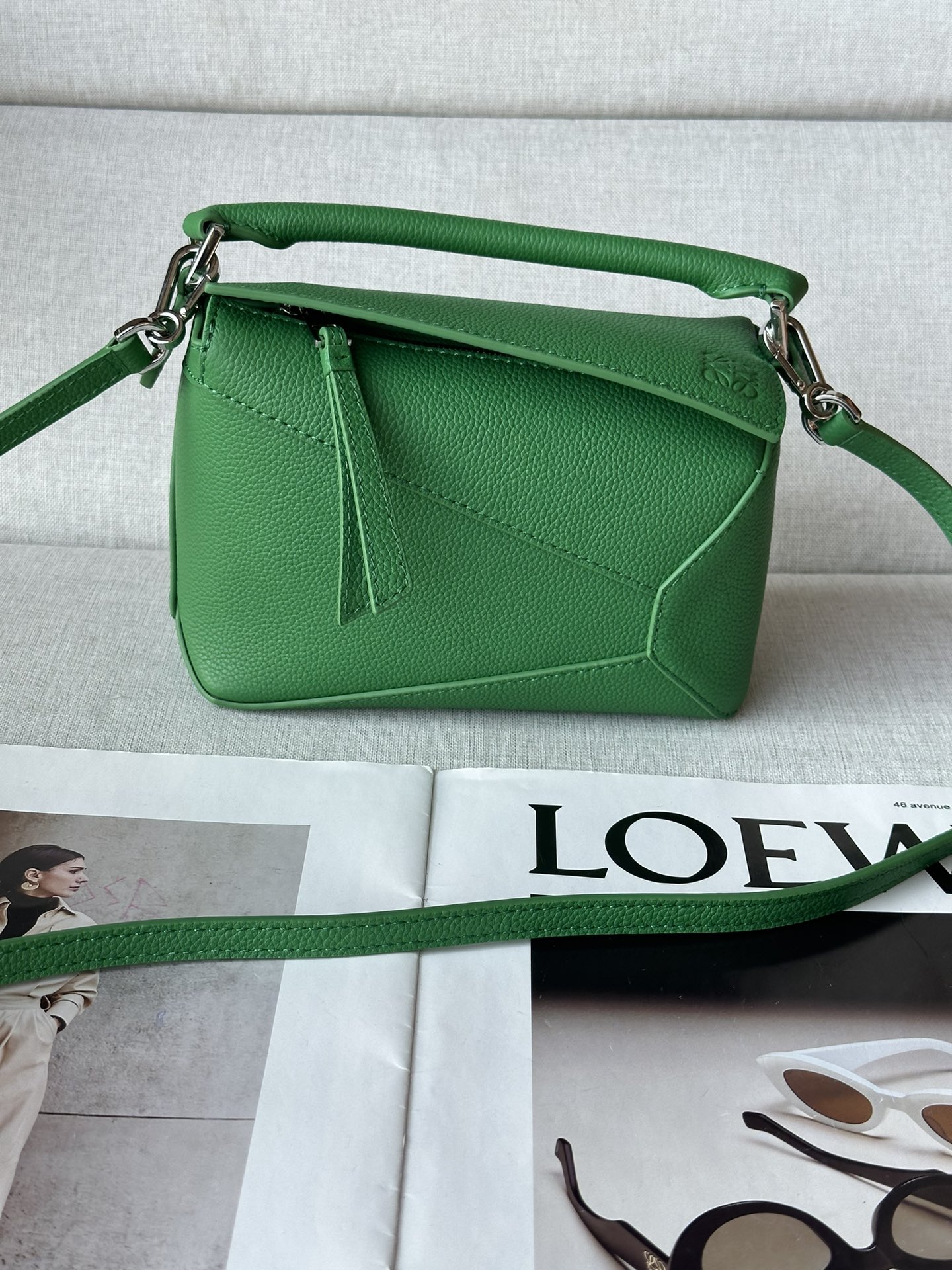 NO:337882,Extra grade original leather Tropical green handbag Latest version adjustable shoulder straps Lo*we debuts the first-time handbag* rectangular shape and precise cutting technology create Puzzle unique geometric lines* This mini version is made of satin cowhide leather with cage stitching edges Mini Puzzle can accommodate for example a small vertical wallet, most sizes of phones (up to 6.1 inches) and sunglasses case, shoulder or crossbody* adjustable shoulder straps, removable*zipper closure, *cowhile zipper head*herring cotton canvas lining Anagram embossed size: 18*12.5*8CＭ Model 3000b, special grade Loewe, wallets, cowhide19860909特级 原厂皮 熱帶綠色 手袋 最新版本肩带可调节 Lo*we推出的首次亮相手提包*长方体形状和精确的切割技术创造了 Puzzle 独特的几何线条*这个迷你版本采用缎面牛皮革制成,带有笼盖缝线边缘 迷你Puzzle可以容纳例如一只小号垂直钱包、大多数尺寸的手机（最大6.1英寸）和太阳镜盒,肩背或斜挎*肩带可调节,可拆卸*拉链封口,*牛皮革拉链头*人字纹棉质帆布衬里Anagram 压纹 size:18*12.5*8CＭ 型号3000b,特级罗意威,loewe,wallets,cowhide,Bag