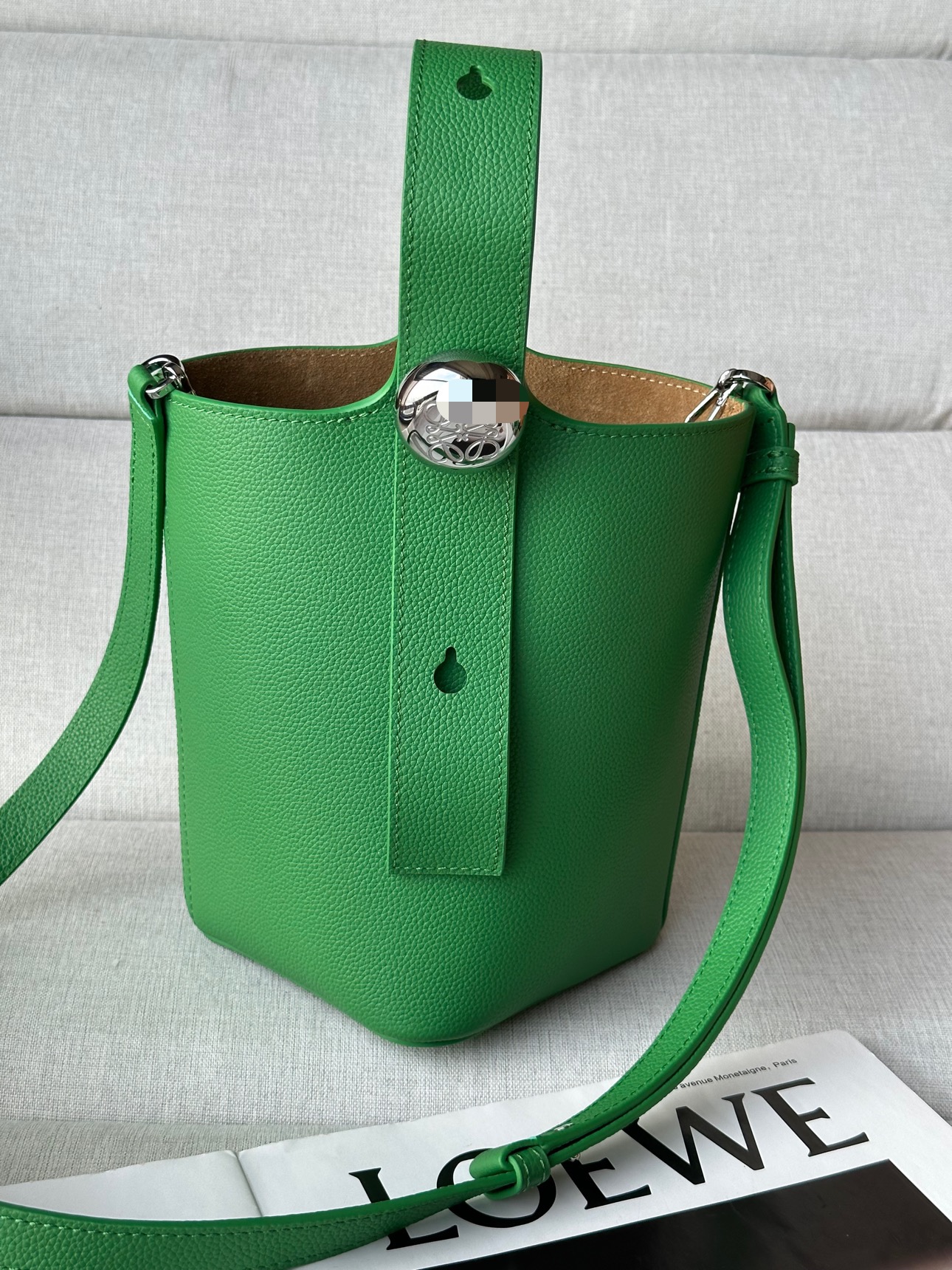 NO:337903,Superior leather Pebble Bucket Tropical Green Bucket Handbag Pebble cleverly blends pure simple lines with eye-catching design style to create a unique and innovative handbag design. The iconic Anagram engraving hardware combines decorative and practical functions, adjusts the length of the shoulder strap and is suitable for a variety of carrying methods. The unique twisted structure complements the delicate details. This mini version is made of soft grain cowhide. It can be cross-body, shoulder or hand-held * Adjustable removable shoulder strap * Magnetic buckle opening and closing * Inner bag * Synthetic leather lining * Anagram engraving pebble model number 332s Dimensions 20CM ~ 16CM ~ 13, Superior Loewe, cowhide19860909特级 原厂皮 Pebble Bucket 热带绿色 水桶手袋Pebble将纯粹的简约线条与瞩目设计风格巧妙融合造就别具一格的创新的手袋设计.标志性的 Anagram 雕刻五金件兼具装饰和实用功能,可调节肩带长度并适合多种携带方式,独特的扭曲结构与微妙的细节相得益彰.此迷你版本采用柔软粒面牛皮革制成.可斜挎、肩背或手提＊可调节可拆卸肩带＊磁扣开合＊内袋＊合成革衬里* Anagram 雕刻卵石 款号332s 尺寸高20CM～袋口16CM～13,特级罗意威,loewe,cowhide,Bag