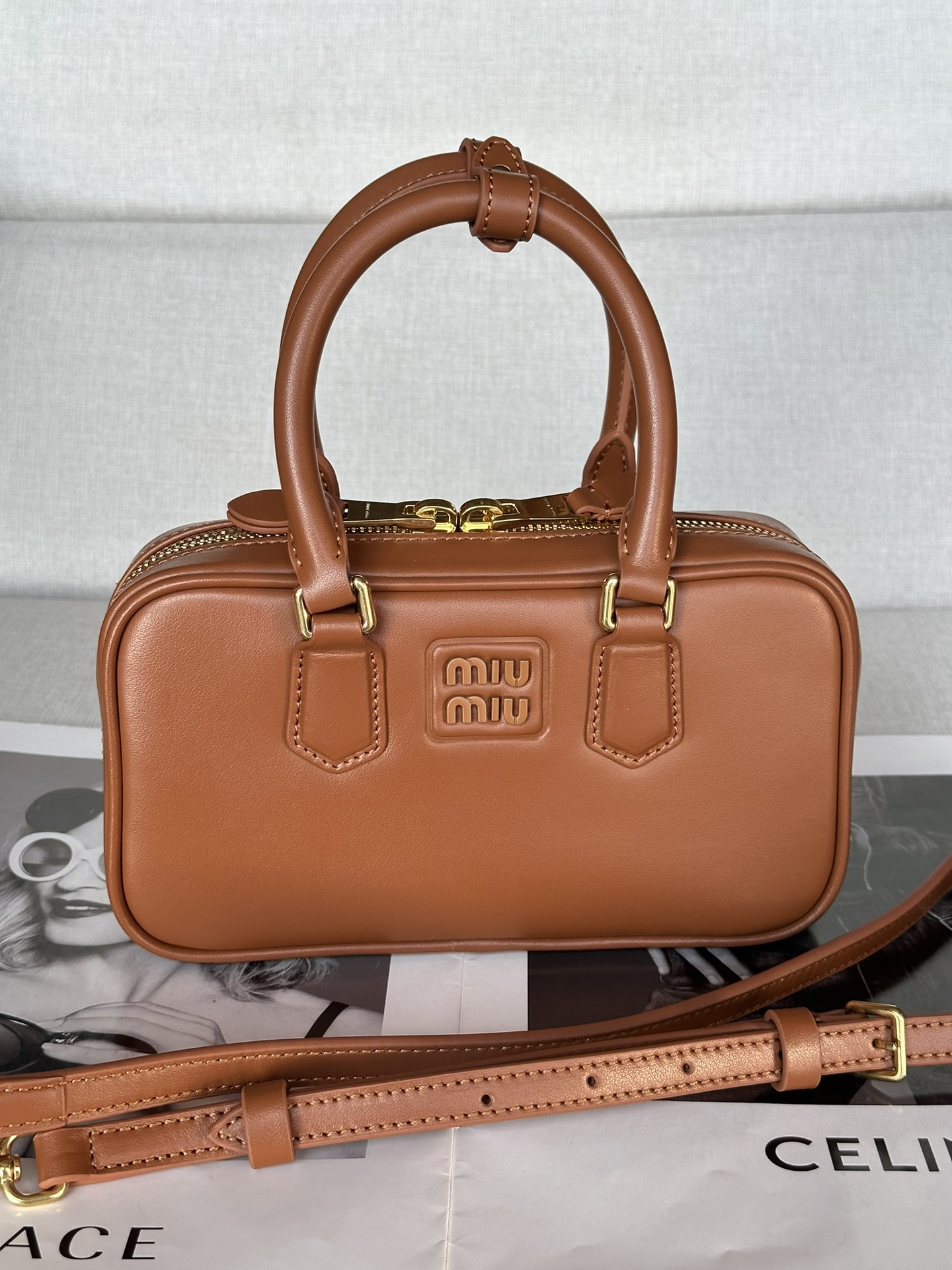 NO:202027,Original leather [mini full leather] Cognac color Narrow version mini bowling bag Limited new size Too q, the most popular hot bowling ball Simple and fashionable and practical, no problem with O mobile phone, universal matching single item, hot product, no need to talk much about the hot product Just close your eyes and enter it. Model number 088 Size bottom length 19x height 10x width 5cm, MIUMIU, miumiu19860909原厂皮【迷你全皮】干邑色 窄版mini保龄球包 限定新size 太q啦,最火的爆款保龄球 简约时髦且实用,放o手机完全没问题、万能搭配单品,爆款无需多言 闭眼入就对啦 款号088 尺寸底长19x高10x宽5cm,MIUMIU,miumiu,Bag