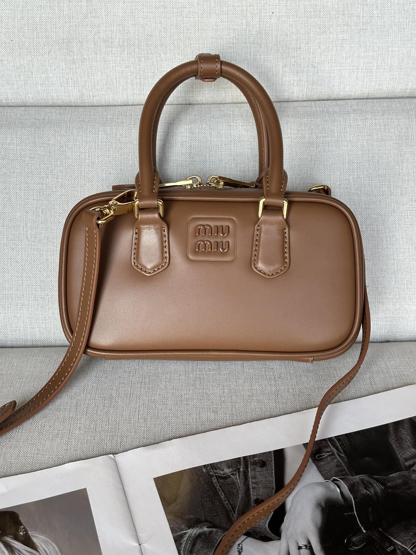 NO:202034,Original leather [mini full leather] caramel color Narrow version mini bowling bag Limited new size too q, the most popular hot bowling ball Simple and fashionable and practical, no problem with O mobile phone, universal matching single product, hot product without much words, just close your eyes and enter it. Model number 088 Size bottom length 19x height 10x width 5cm, MIUMIU, miumiu19860909原厂皮【迷你全皮】焦糖色 窄版mini保龄球包 限定新size 太q啦,最火的爆款保龄球 简约时髦且实用,放o手机完全没问题、万能搭配单品,爆款无需多言 闭眼入就对啦 款号088 尺寸底长19x高10x宽5cm,MIUMIU,miumiu,Bag