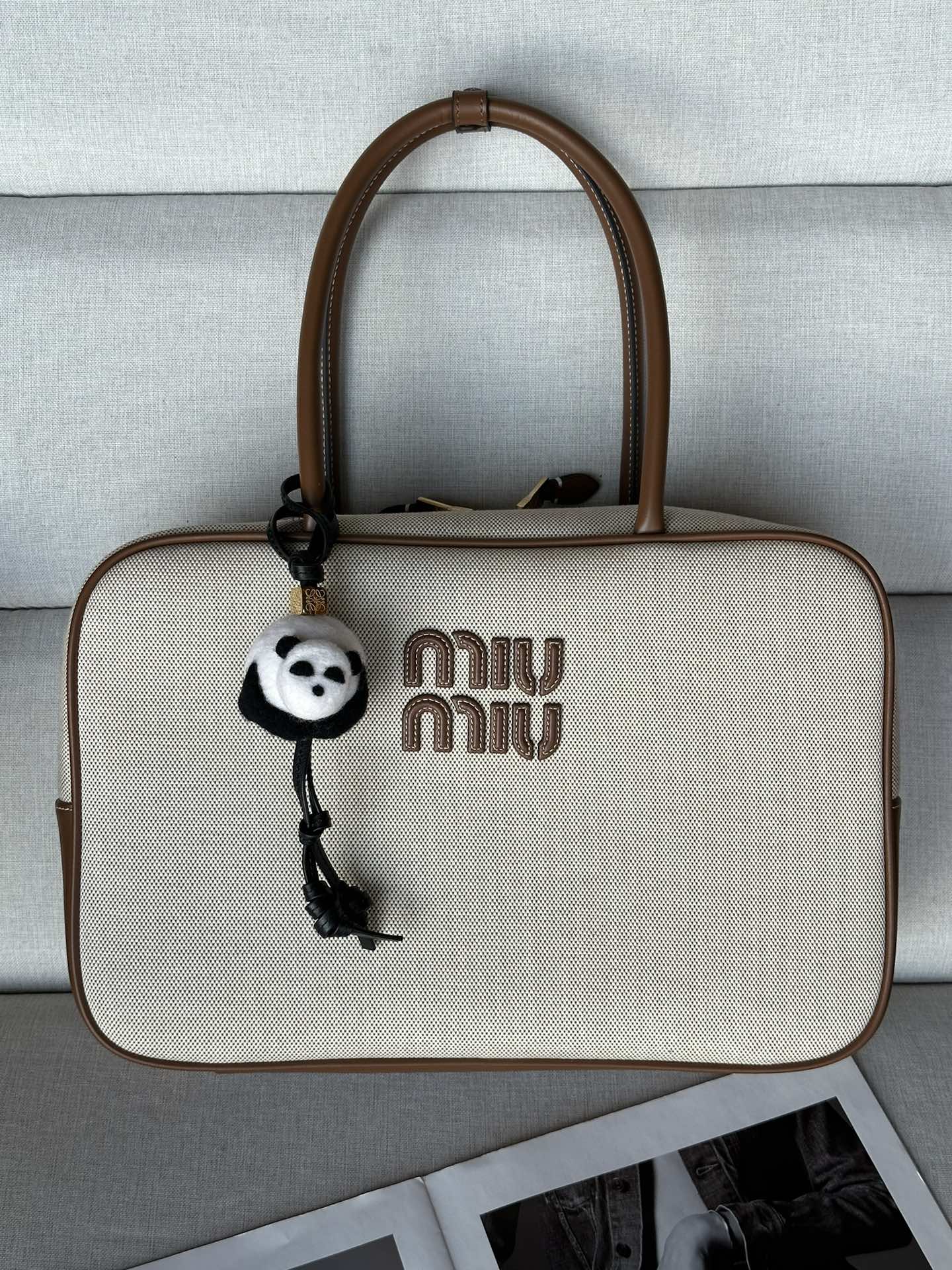 NO:202021,Original leather MiuMi* Canvas new bowling/ briefcase show style is really too grassy!  ! It uses top-grade imported calf leather, smooth, delicate and soft leather, and it is very nice to carry. It is really aura when you hold it in your hands and will not be outdated at all!  !  Quick get This bag that boys and girls can carry big bags for casual commuting and can also be used as briefcases or work bags.  Extra large capacity is very light, simple but not simple, almost everyone has one for all fashion owners. Model number 117 Size bottom length 34x bottom width 12cm x height 22cm, MIUMIU, miumiu, cowhide19860909原厂皮 MiuMi* 帆布新款保龄球/公文包 秀款真的太种草了！! 采用顶级进口小牛皮,皮质光滑细腻柔软,背起来都很 nice 哦,拿在手上真的气场十足,完全不会过时的包款！！快 get 这款男生／女生都可背的包包吧大包休闲通勤还可当公文包、上班包．超大容量还很轻便,简约却不简单,各大时尚搏主几乎人手一个. 款号117 尺寸底长34x底宽12cm x高22cm,MIUMIU,miumiu,cowhide,Bag